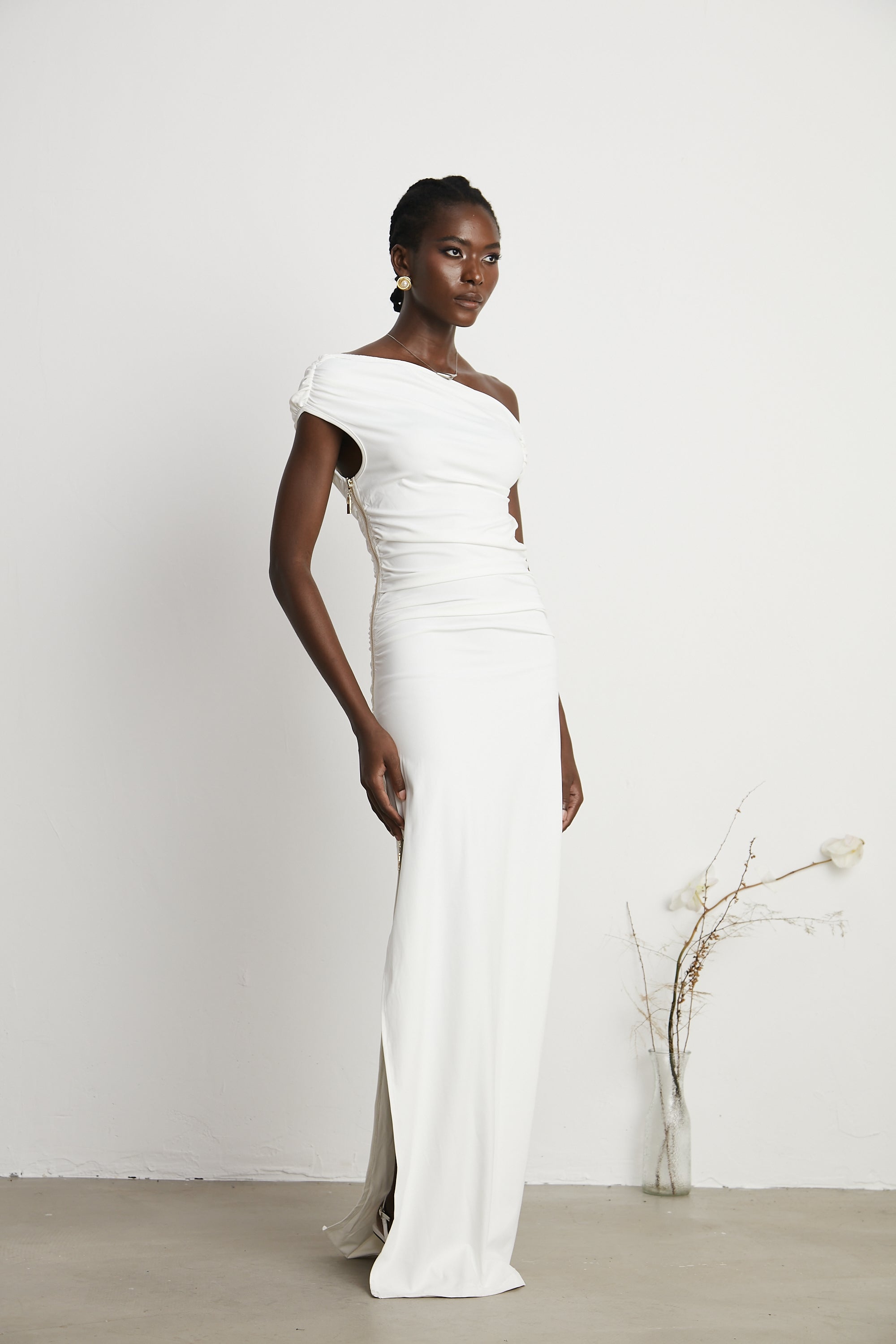 Vestido maxi azul zafiro sin hombros de la marca Final Sale, con diseño elegante y fluido.