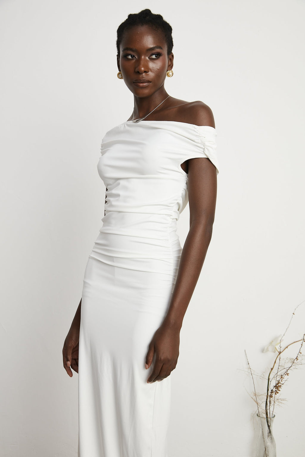 Vestido maxi azul zafiro con escote en hombro, vestido largo de mujer de la marca Final Sale, estilo elegante y sofisticado.