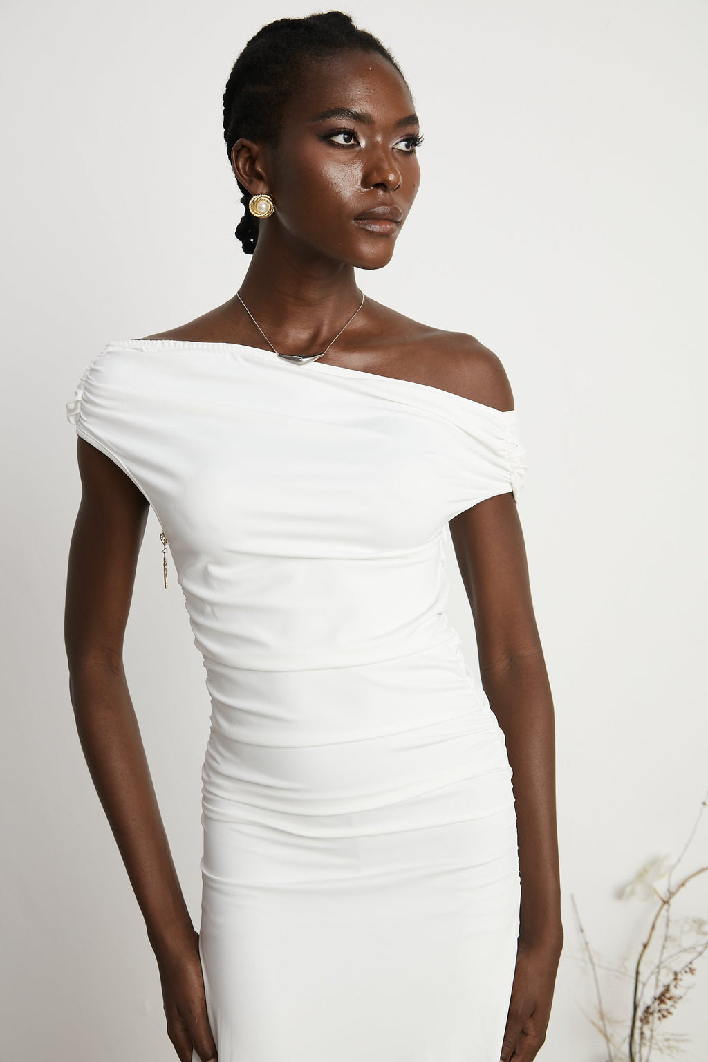 Vestido maxi azul zafiro sin hombros de Final Sale, vestido largo elegante con escote asimétrico y tela fluida.