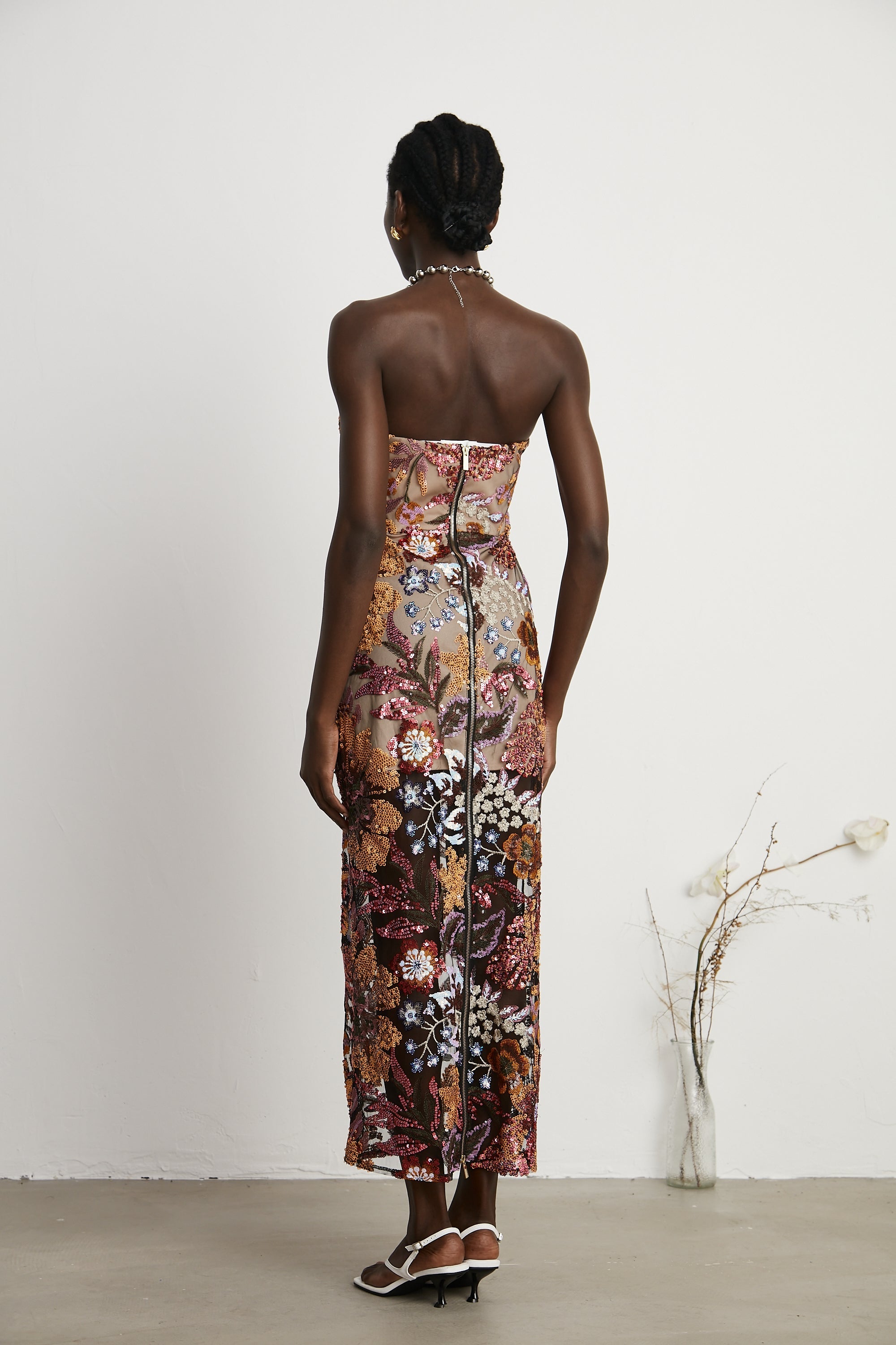 Vestido midi colorido de flores bordadas y pedrería Thérèse, estilo elegante y llamativo con detalles brillantes.