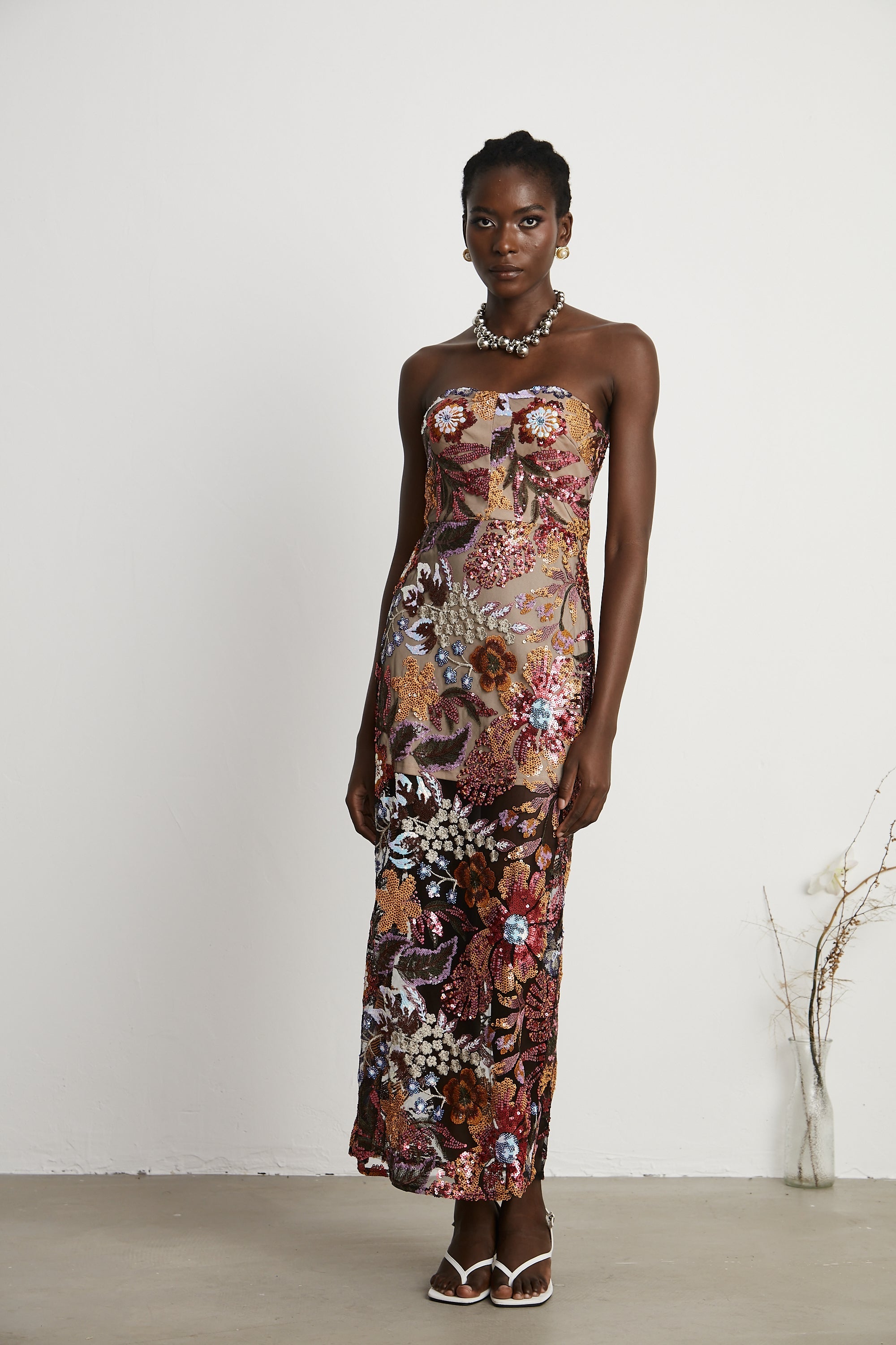 Vestido midi colorido de flores con bordado y pedrería Thérèse, estilo elegante y llamativo para ocasiones especiales.