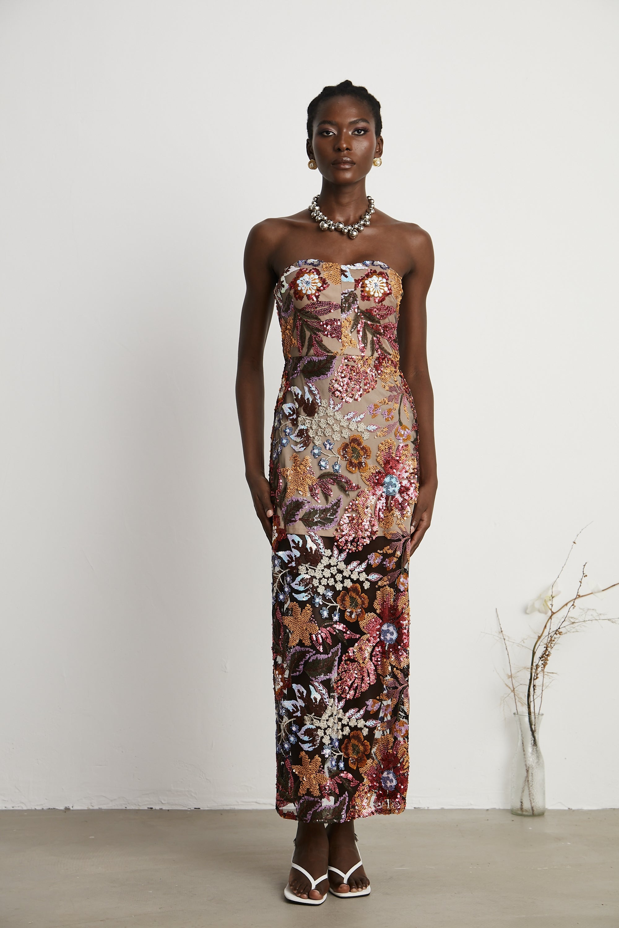 Vestido midi de flores bordadas y adornos de lentejuelas en colores vibrantes, diseñado por Final Sale, para eventos elegantes.