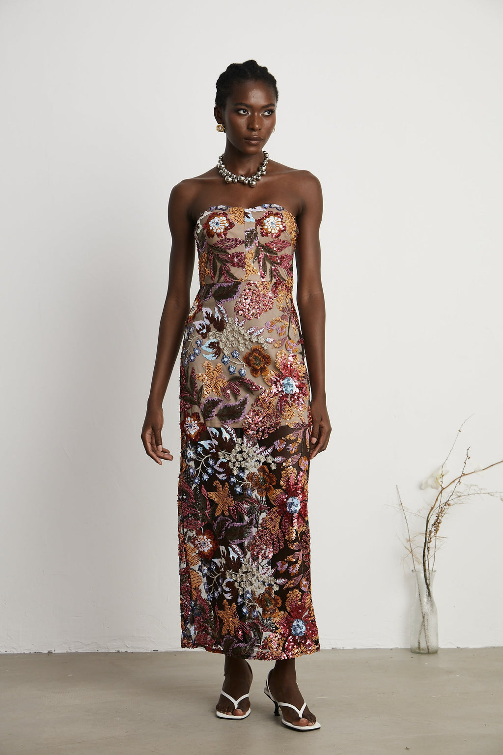 Vestido midi colorido de flores con bordado y detalles de lentejuelas de la marca Final Sale, visible con estilo elegante.