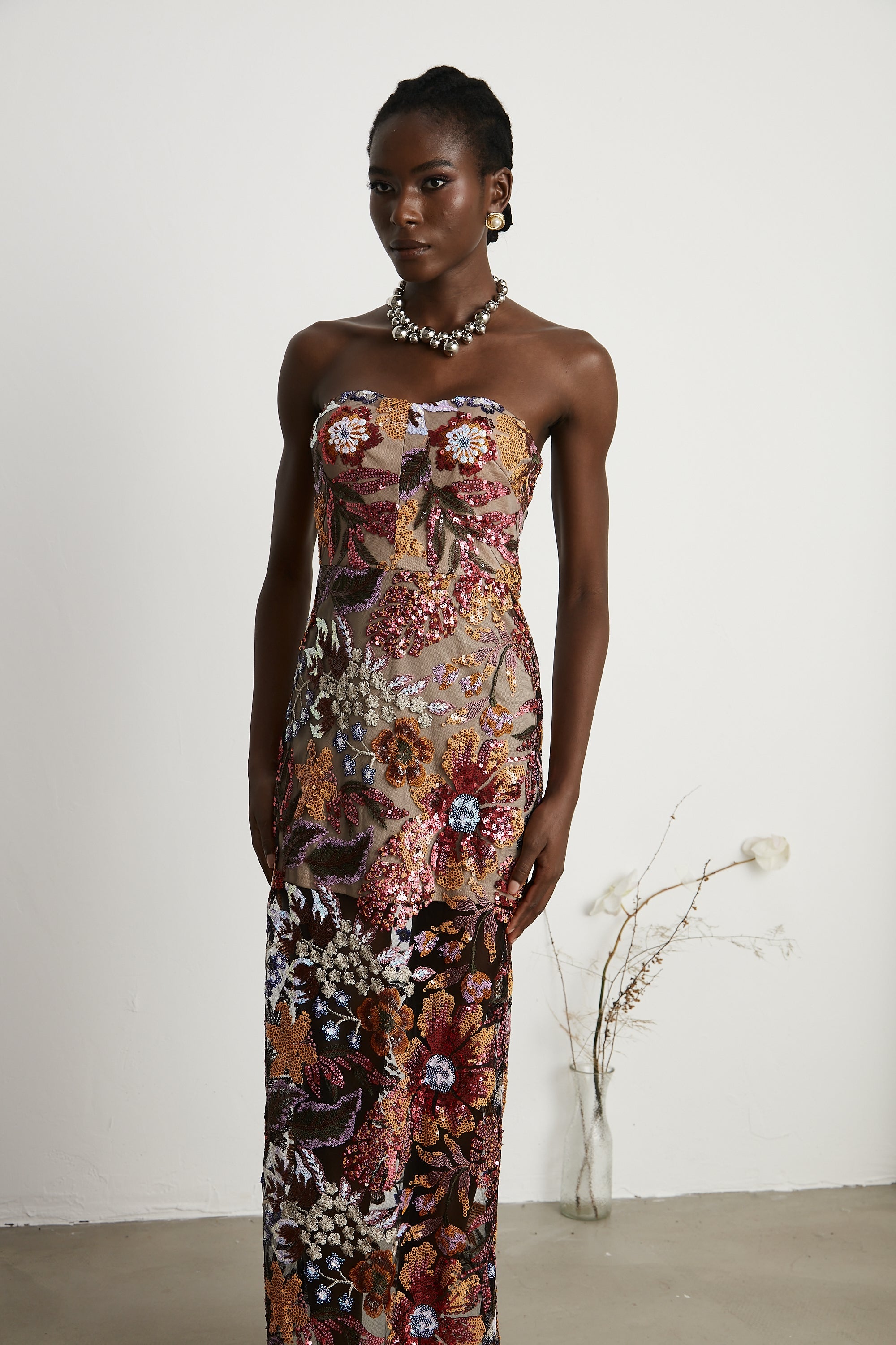 Vestido midi de flores bordadas y con lentejuelas coloridas de la marca Final Sale, con diseño elegante y detalles brillantes.