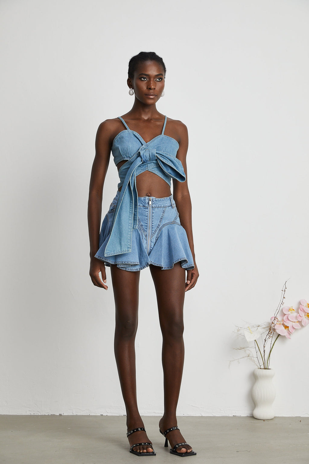 Falda de mezclilla con volantes en el dobladillo, estilo Capucine, por Final Sale, mostrando su diseño y textura de denim.