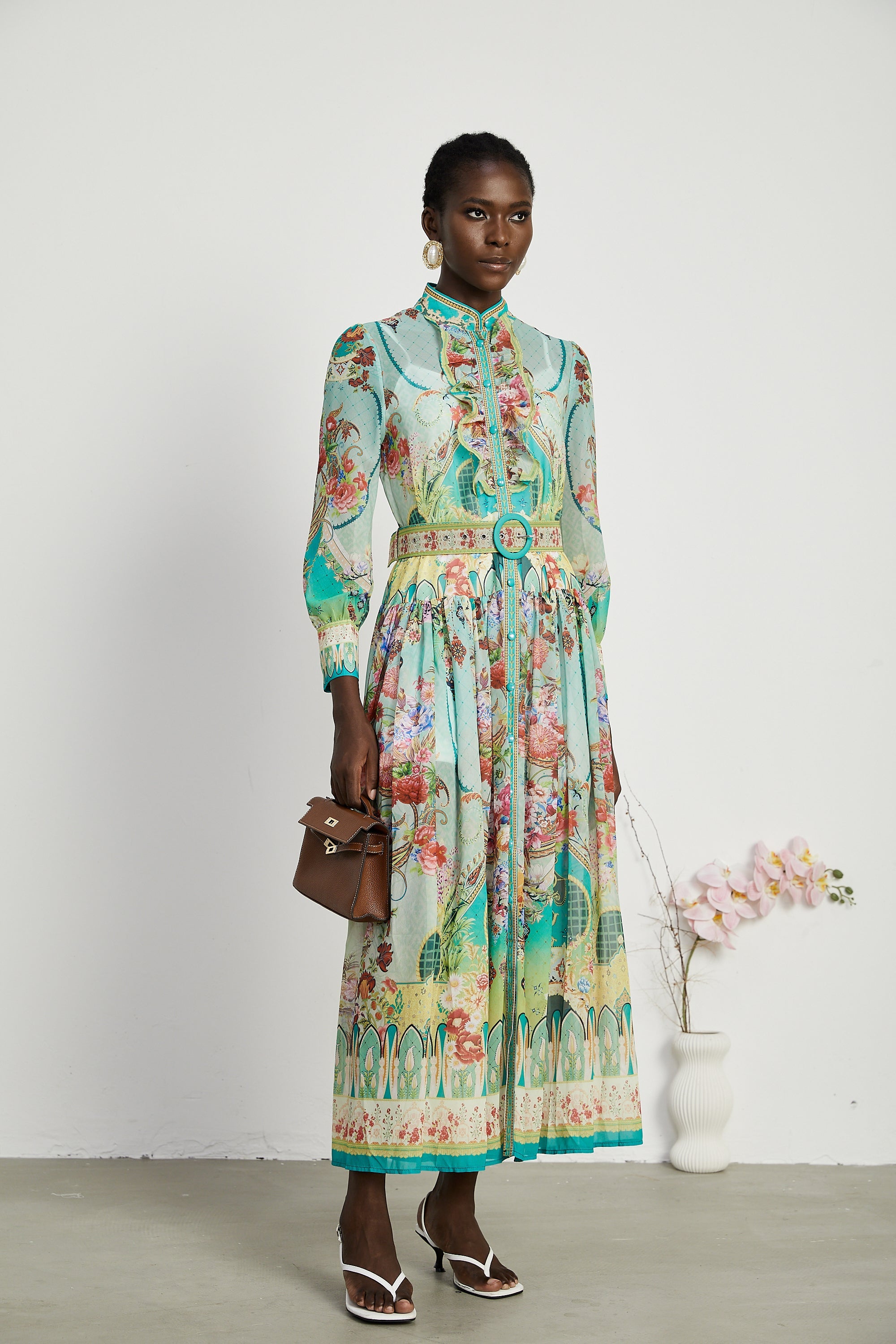 Vestido midi con estampado floral y dobladillo acampanado de la marca Final Sale, estilo elegante y femenino.