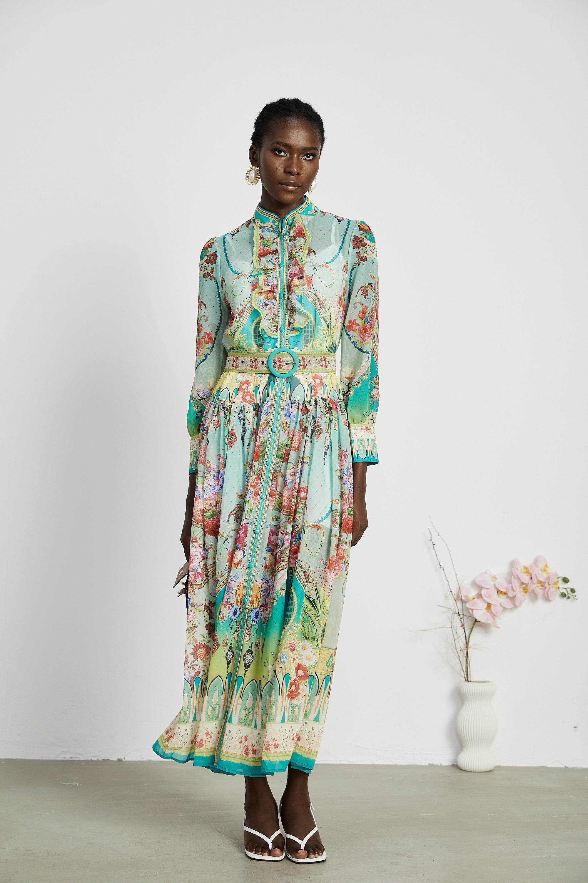 Vestido midi de vuelo con estampado floral y dobladillo acampanado de la marca Final Sale, en color y estilo primaveral.