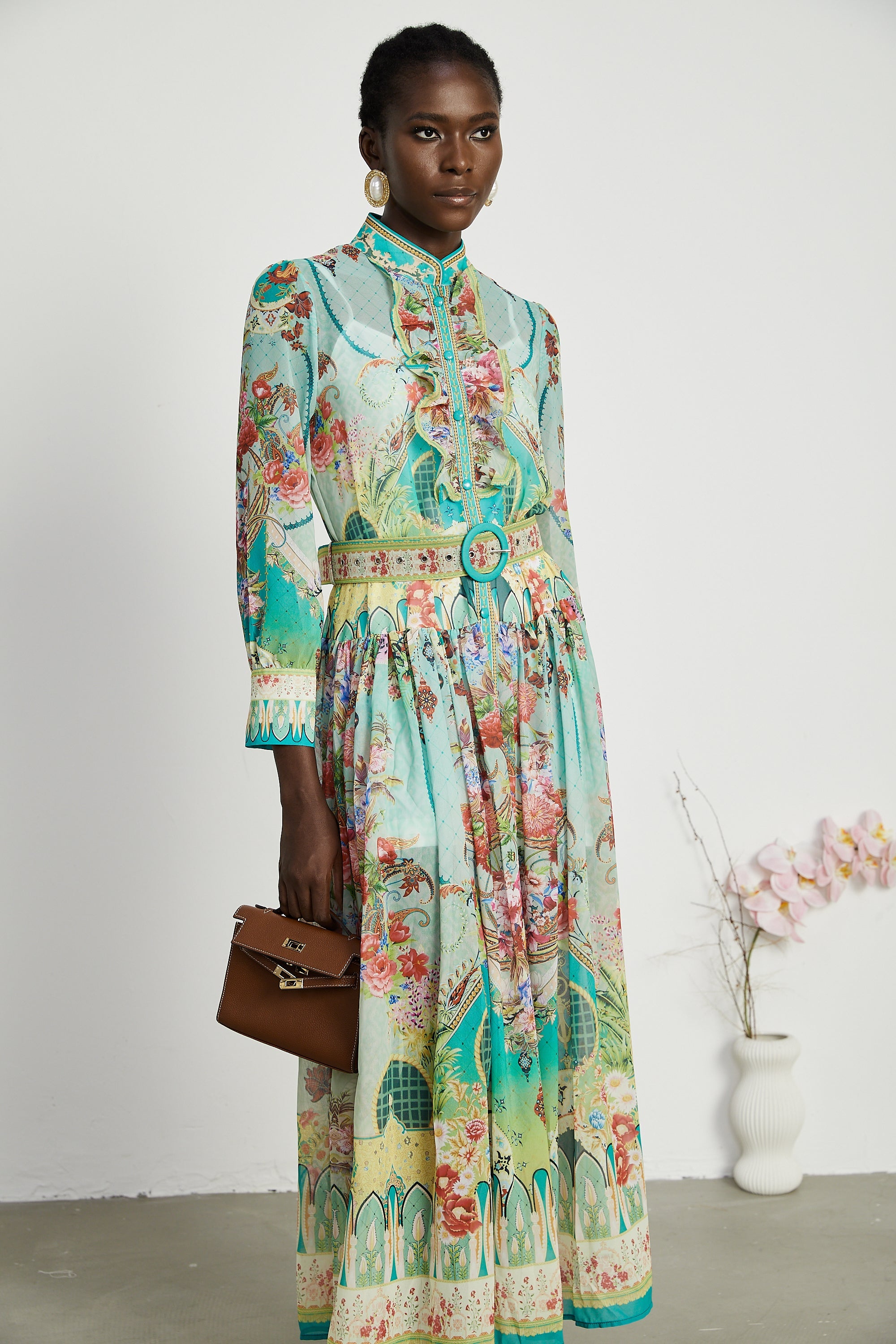 Vestido midi con estampado floral y dobladillo ondulado de Final Sale, muestra el diseño elegante y detalles florales.