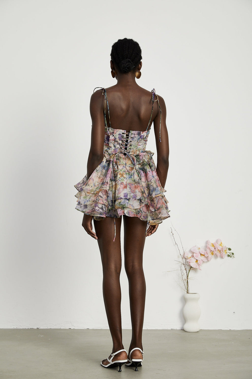Vestido corto plisado Juliette con estampado floral, diseñado por Final Sale, estilo elegante y femenino para ocasiones especiales.
