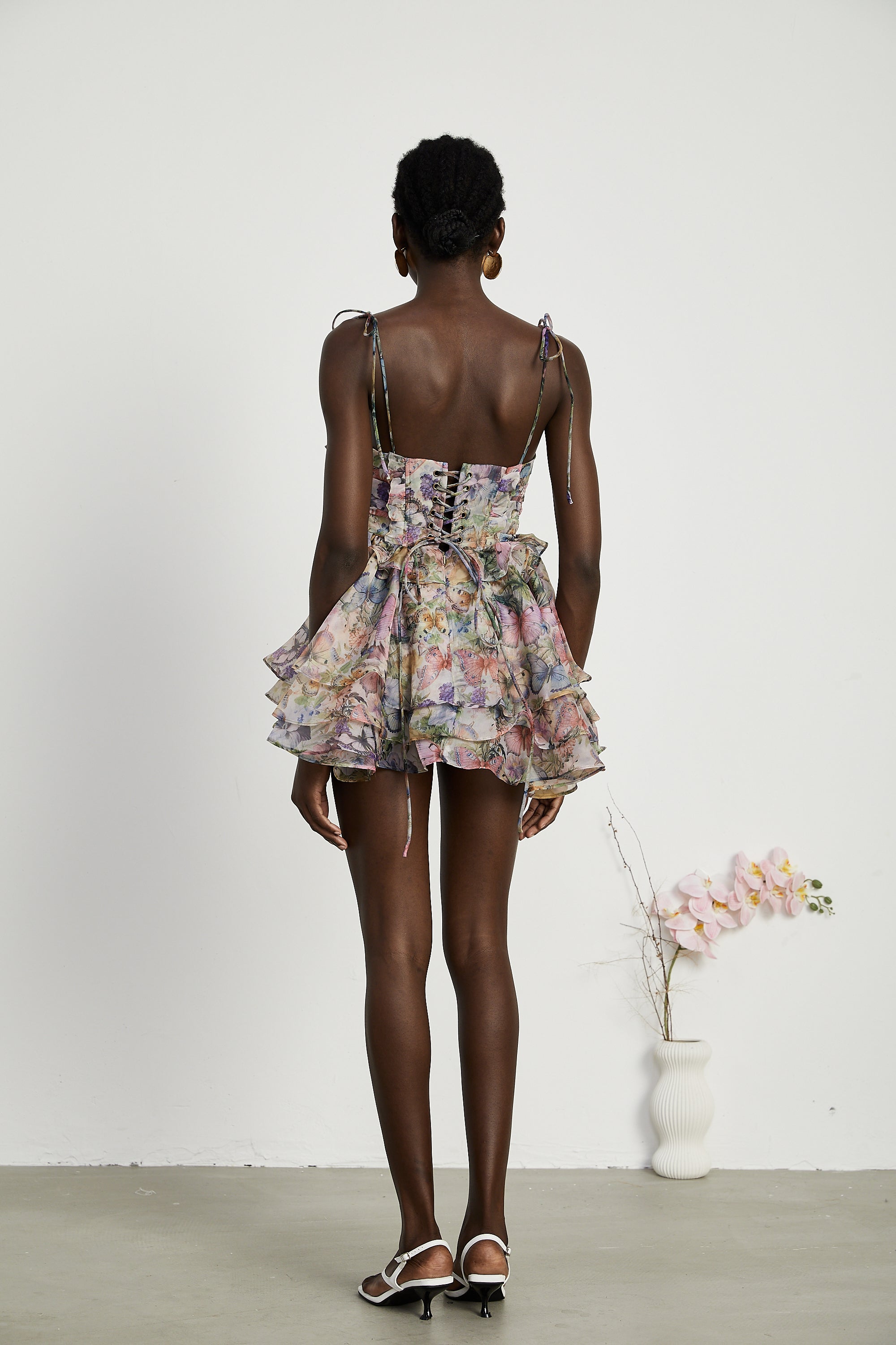Vestido corto plisado Juliette con estampado floral, diseñado por Final Sale, estilo elegante y femenino para ocasiones especiales.