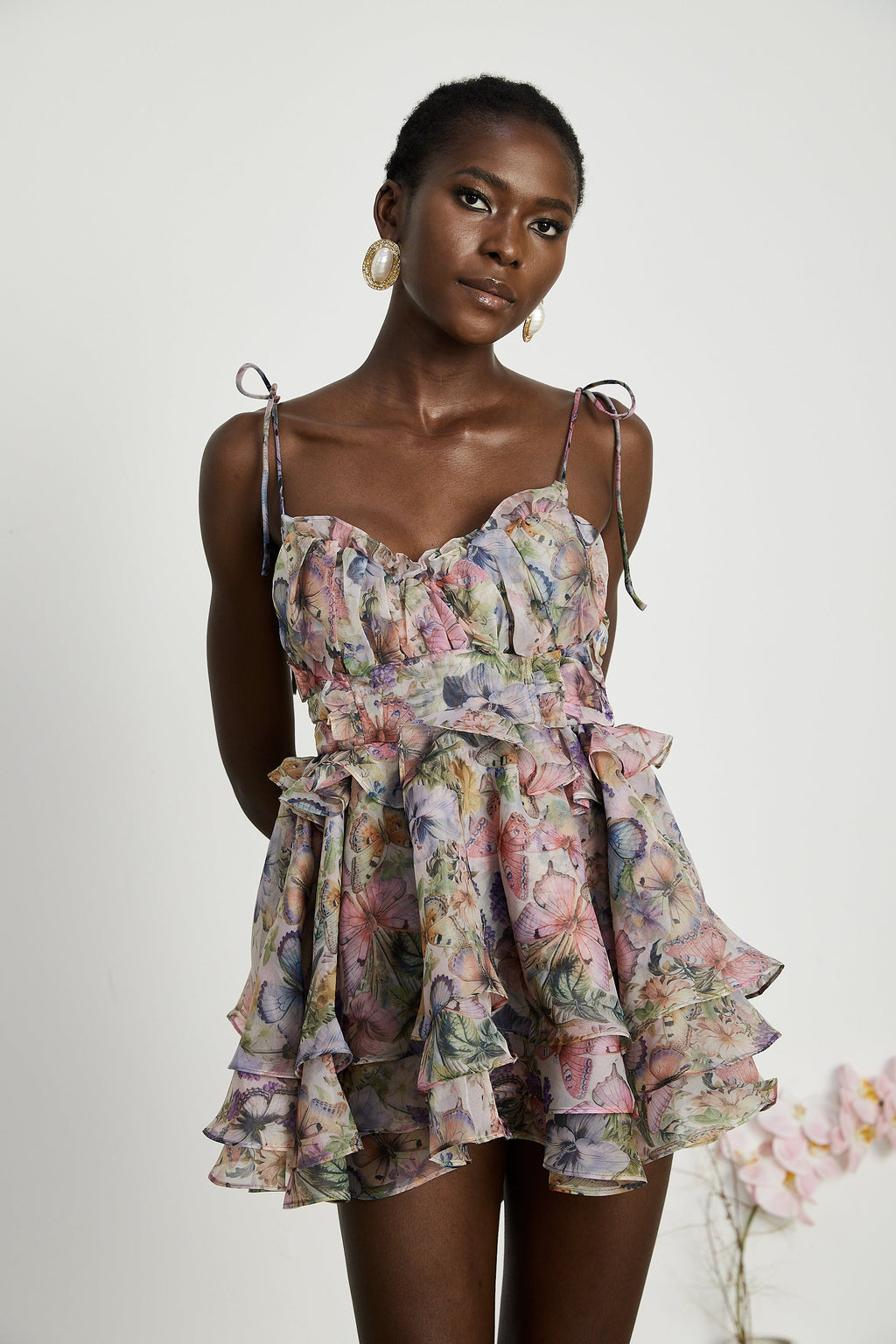 Vestido mini plisado con estampado floral Juliette de Final Sale, con diseño femenino y detalles elegantes.