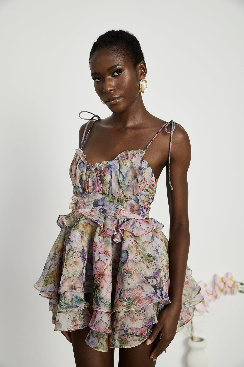 Vestido corto plisado con estampado floral Juliette de Final Sale, con diseño elegante y detalles delicados en la parte superior.