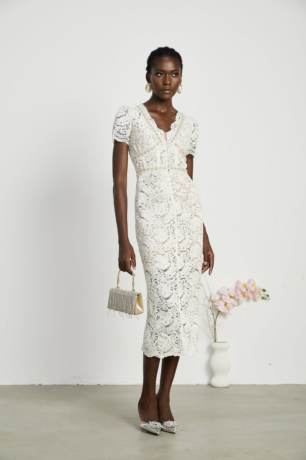 Vestido midi de encaje con adornos Kalena, estilo elegante y femenino, en color claro, con detalles de encaje y adornos.
