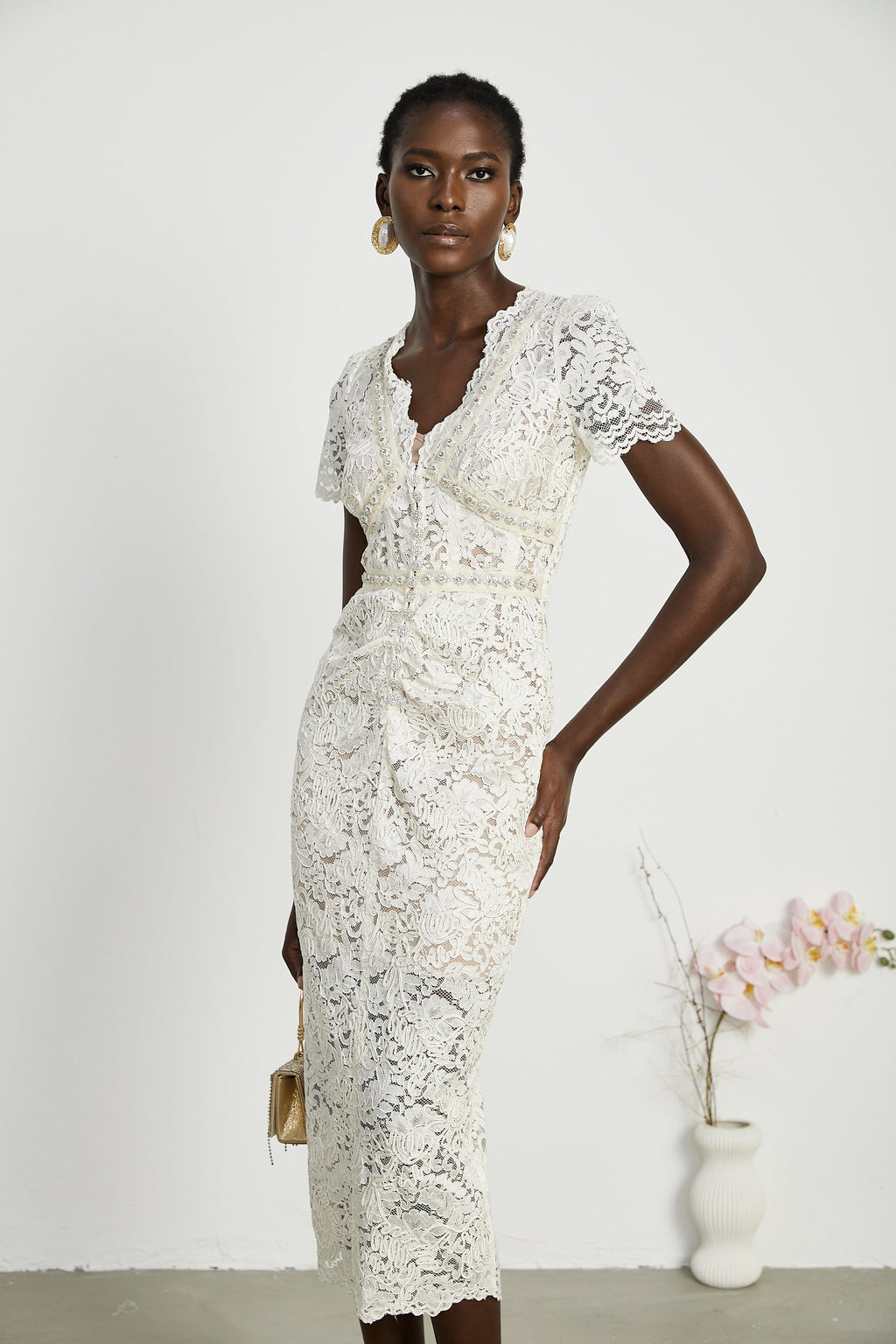 Vestido midi de encaje con detalles bordados Kalena, elegante y sofisticado, en color blanco con diseño ajustado.