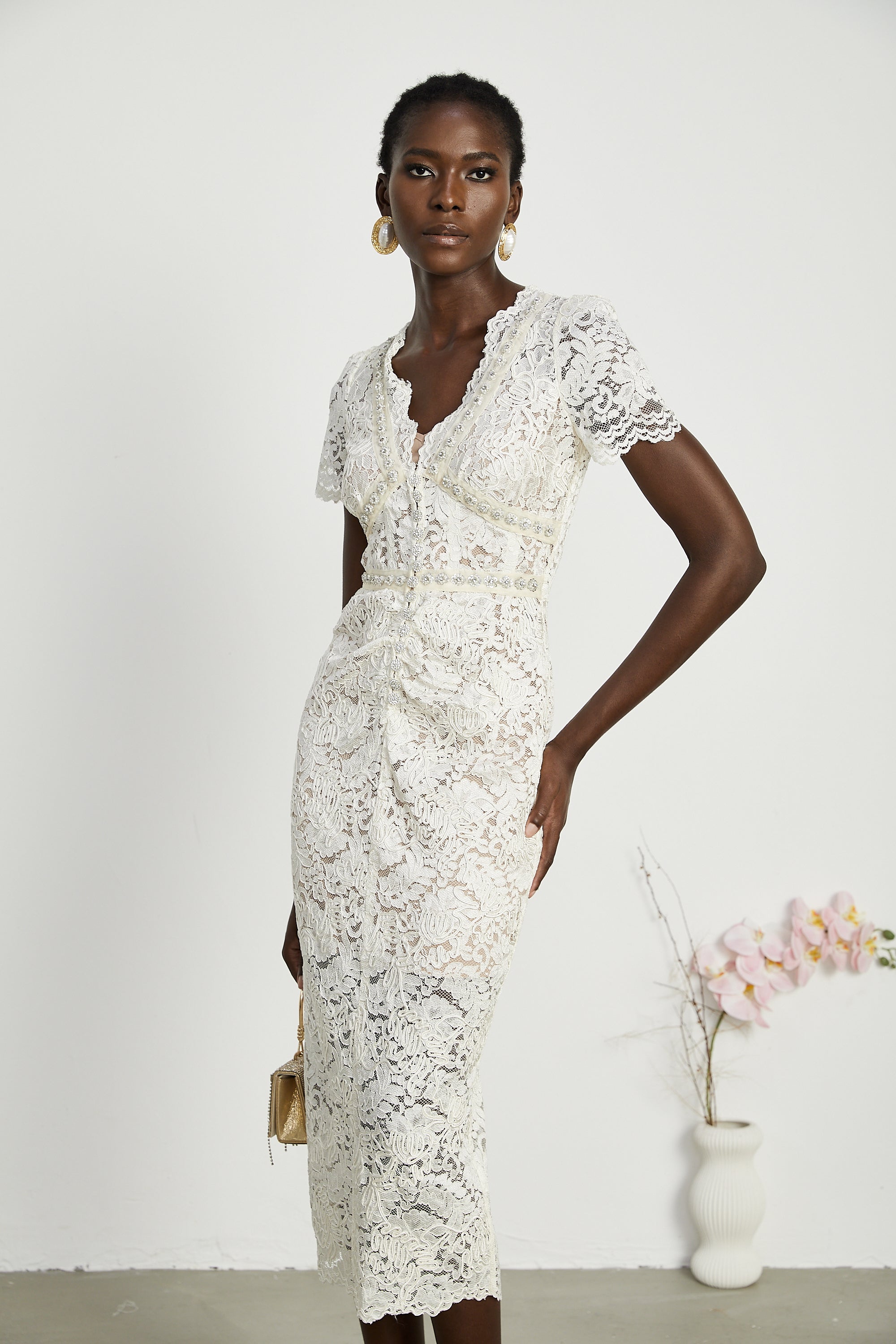 Vestido midi de encaje con detalles bordados Kalena, elegante y sofisticado, en color blanco con diseño ajustado.