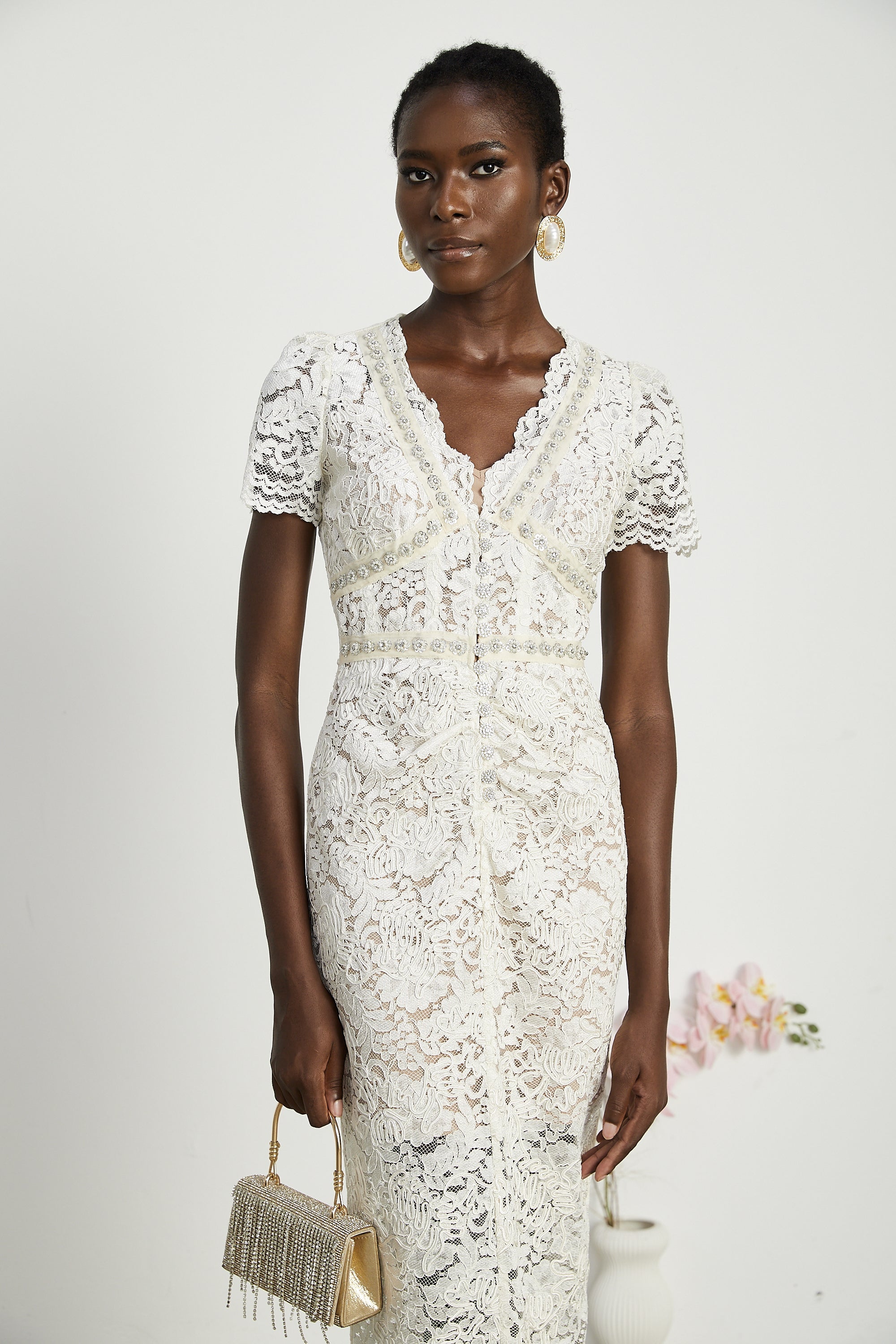 Vestido midi de encaje con adornos Kalena, vestido elegante de moda para ocasiones especiales, en color y diseño detallado.