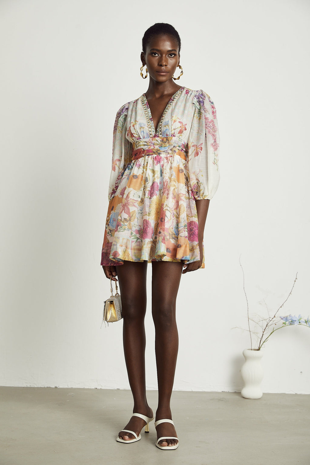 Vestido corto Axelle con estampado floral de Final Sale, muestra el diseño con detalles de flores y tela ligera.