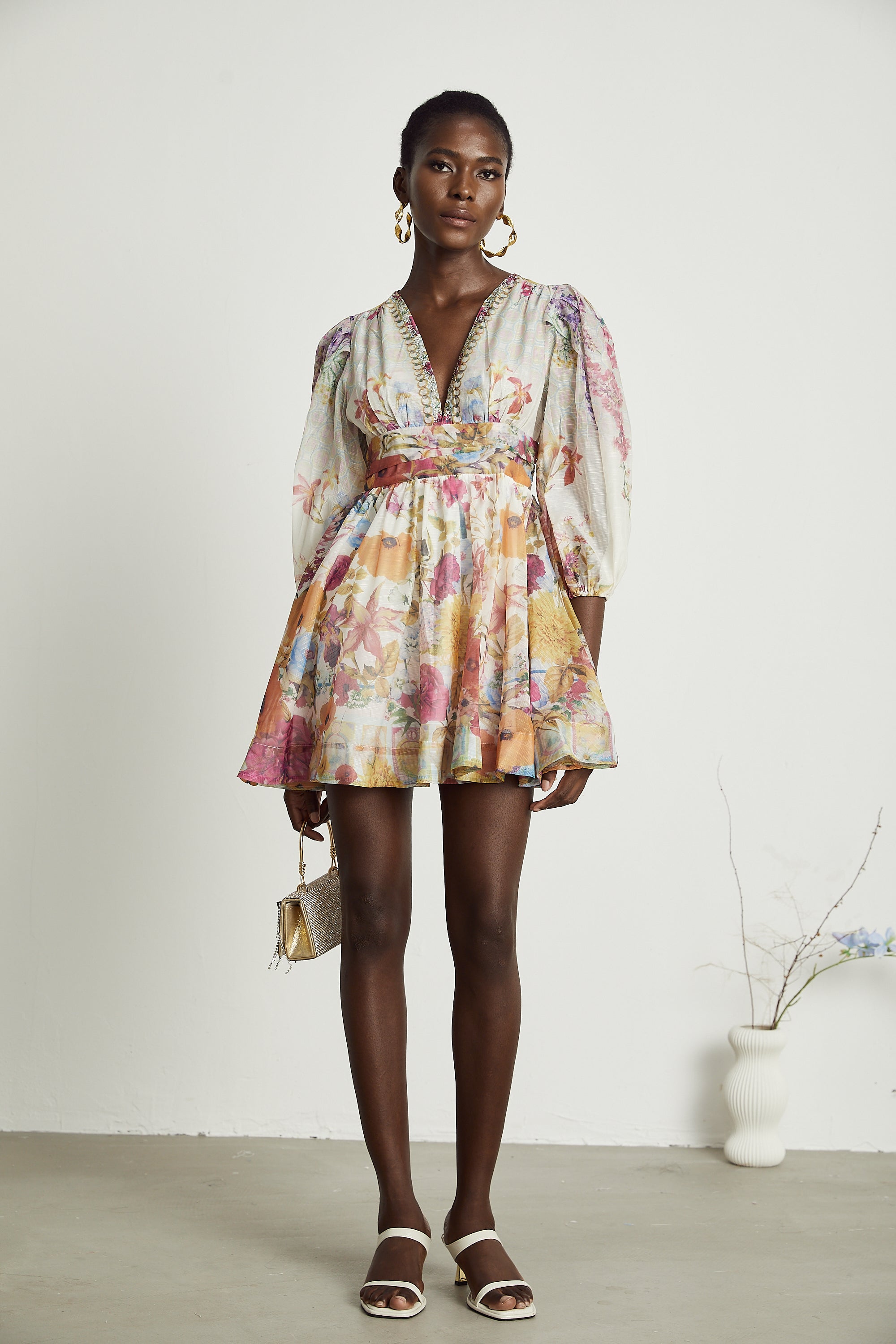 Vestido mini de flores Axelle de Final Sale con estampado floral, mangas cortas y cintura ajustada, vistoso y elegante.