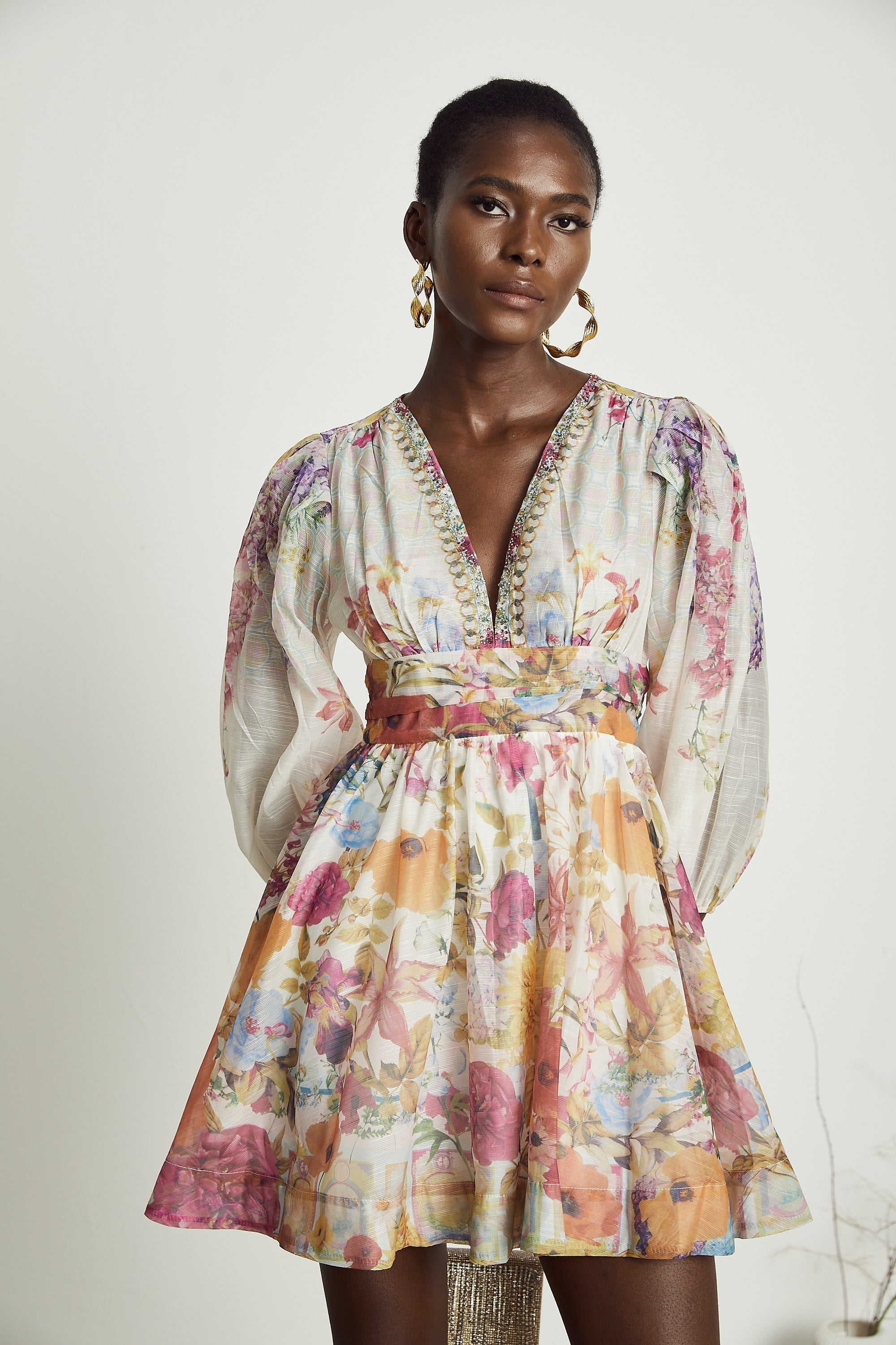 Vestido mini de flores Axelle de la marca Final Sale, con estampado floral y diseño ajustado en colores vibrantes.