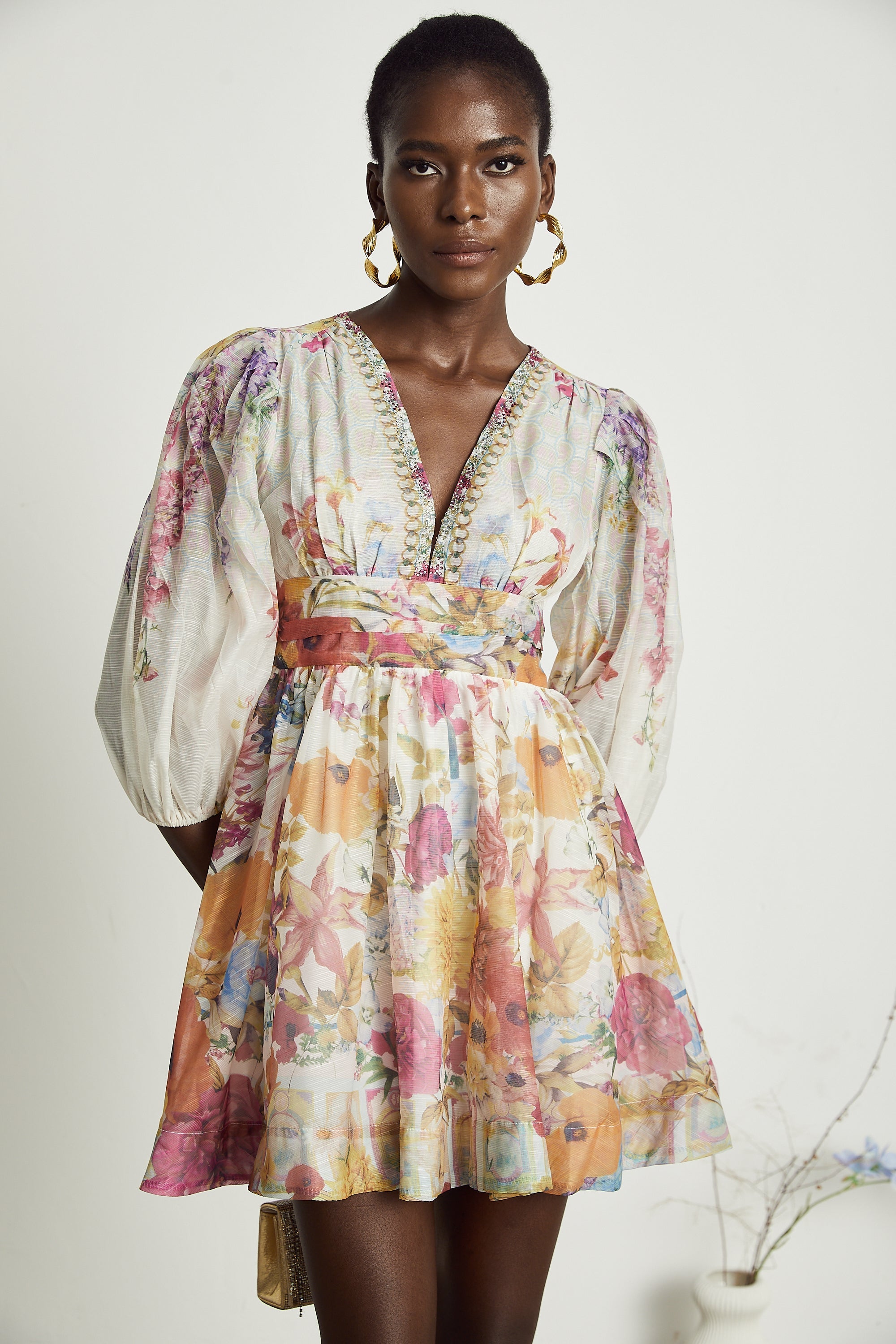 Vestido mini de flores Axelle de la marca Final Sale, con estampado floral y diseño elegante para ocasiones casuales.
