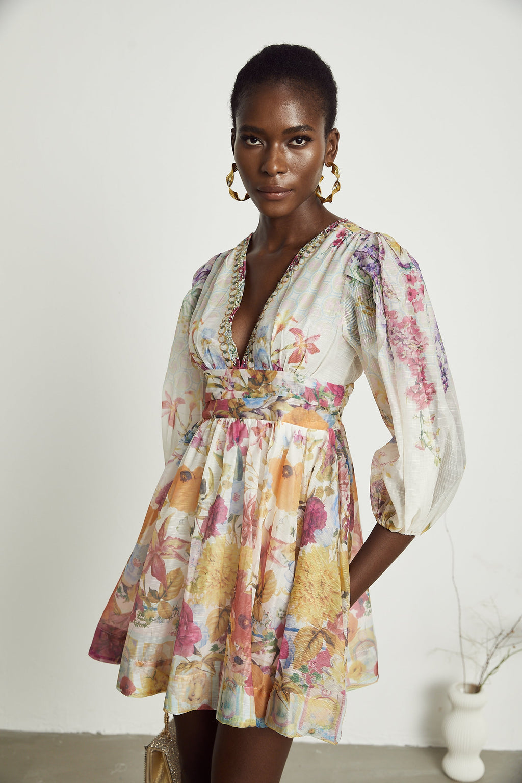 Vestido mini de flores Axelle de la marca Final Sale, con estampado floral y diseño ajustado, en un entorno con fondo neutro.