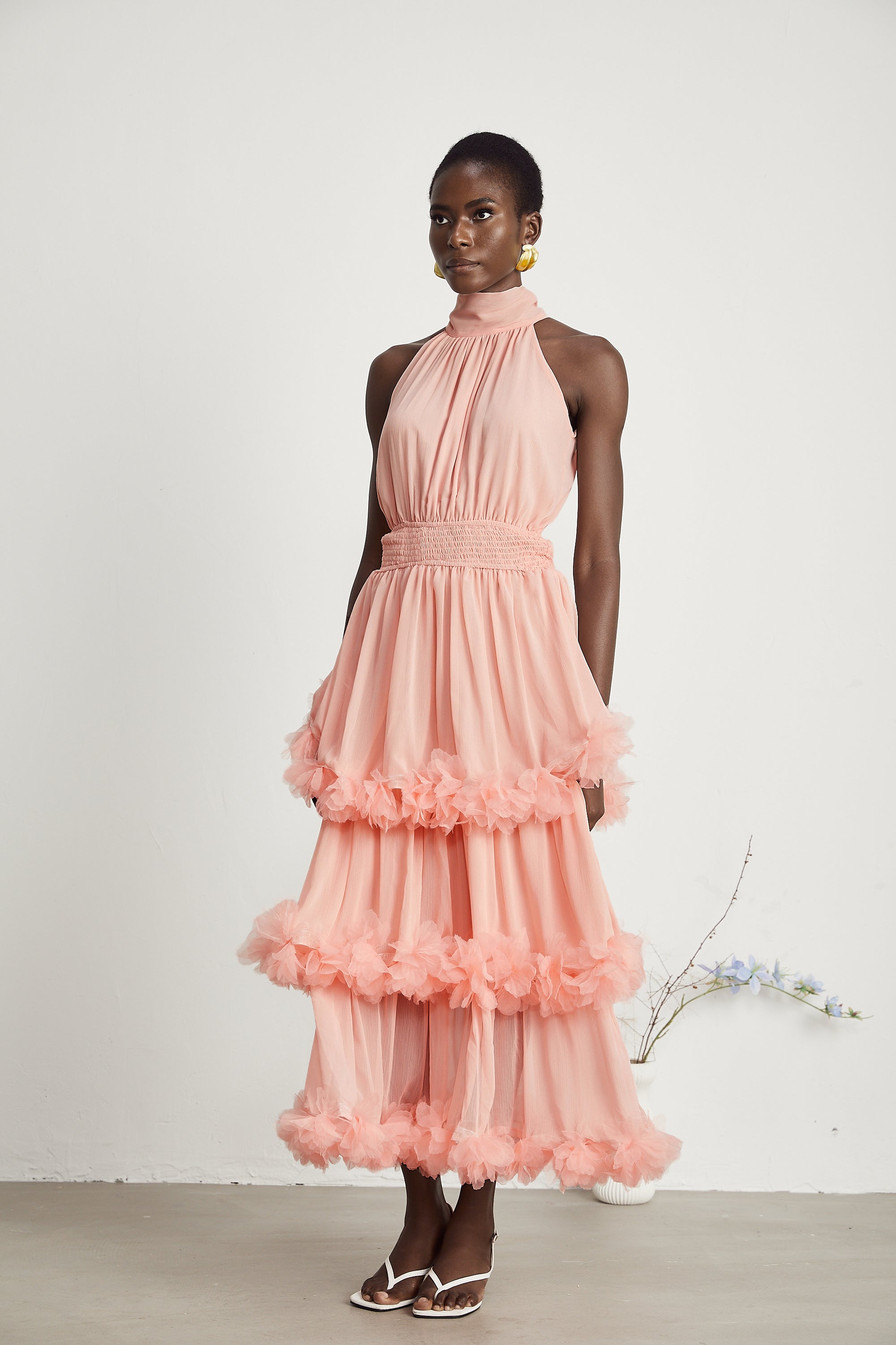 Vestido midi de MRMelbourne en rosa con 3D-pétalos en capas, diseño elegante y femenino para ocasiones especiales.