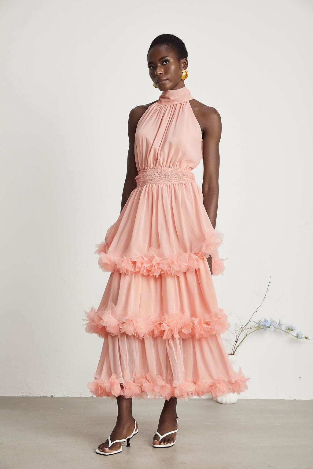 Vestido midi en rosa con pétalos 3D en capas de MRMelbourne, con diseño elegante y detalles florales.