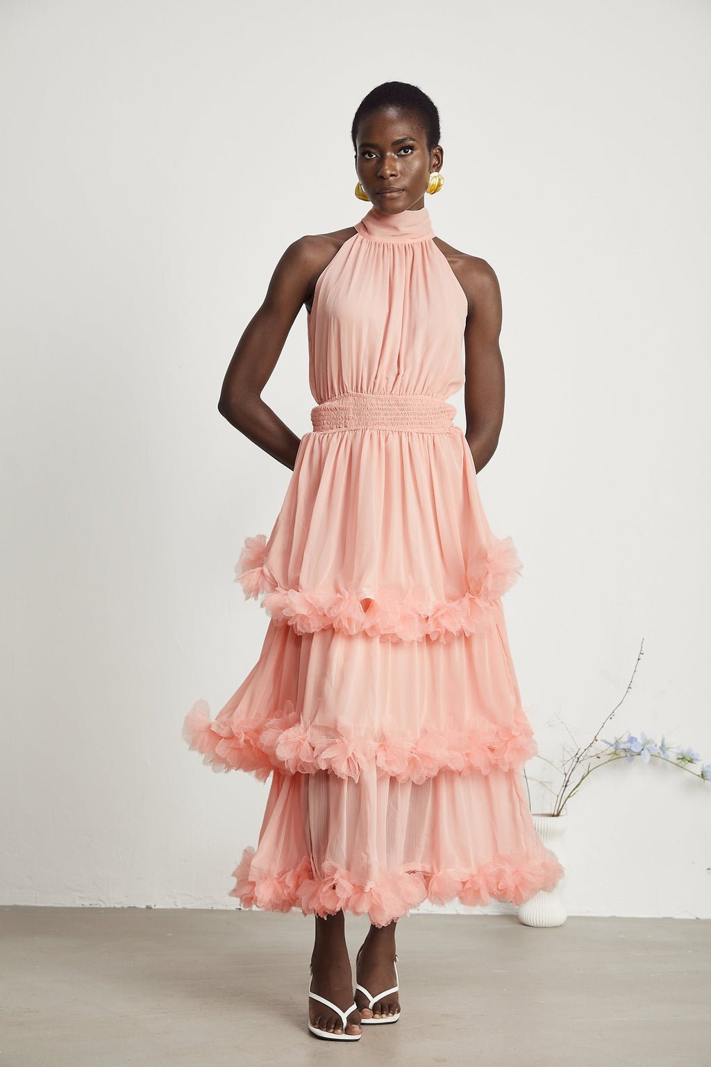 Vestido midi de MRMelbourne, azul rosa con pétalos 3D en capas, diseño elegante y femenino para ocasiones especiales.