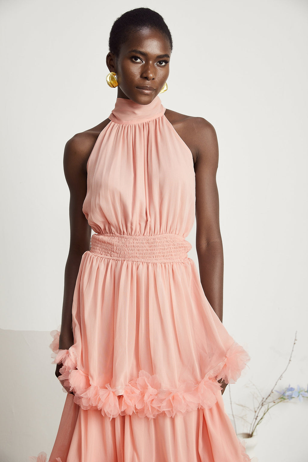 Vestido midi en tonos rosa con pétalos 3D en capas de MRMelbourne, estilo elegante y femenino en la imagen.