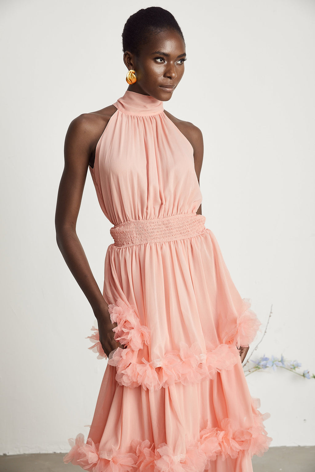 Vestido midi con pétalos en 3D en tono rosa, vestido en capas y de corte elegante de la marca MRMelbourne.