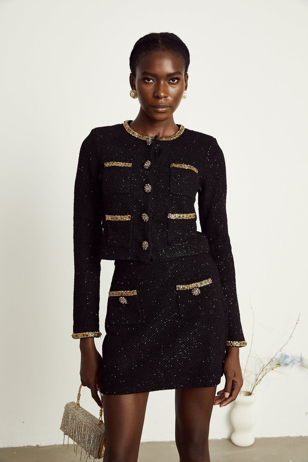 Conjunto de chaqueta y falda de tweed negro con lentejuelas de la marca Final Sale, estilo elegante y moderno.
