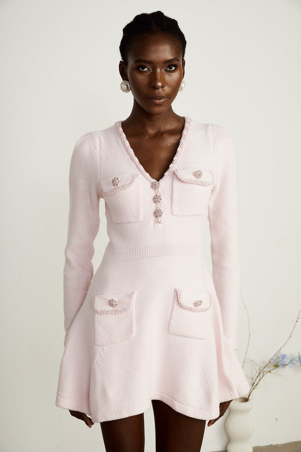 Vestido mini de punto rosa con escote en V de la marca Final Sale, mostrando su diseño ajustado y tejido suave.