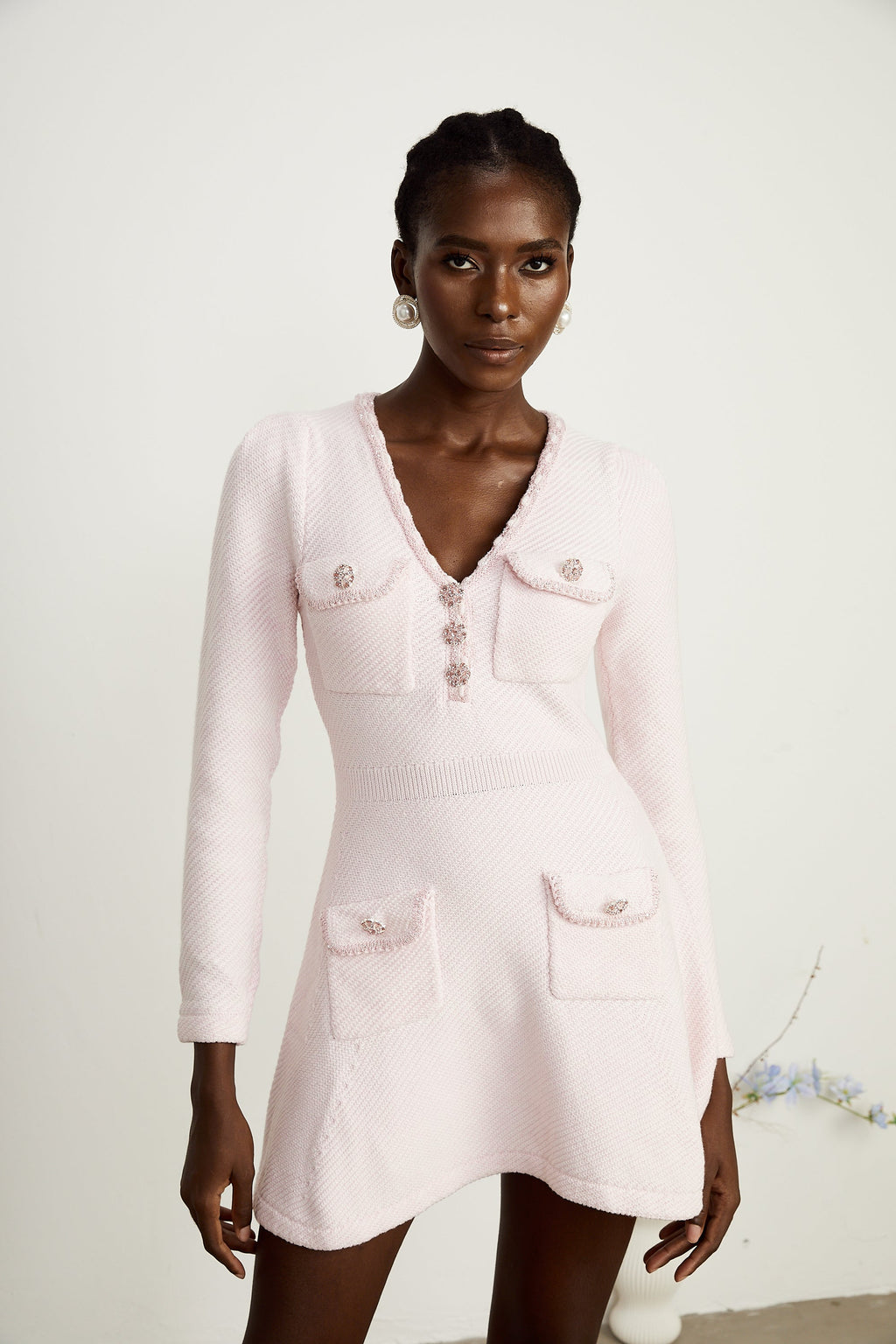 Vestido mini de punto rosa Karine con escote en V, ajustado y elegante, en un color rosa brillante con detalles de manga larga.