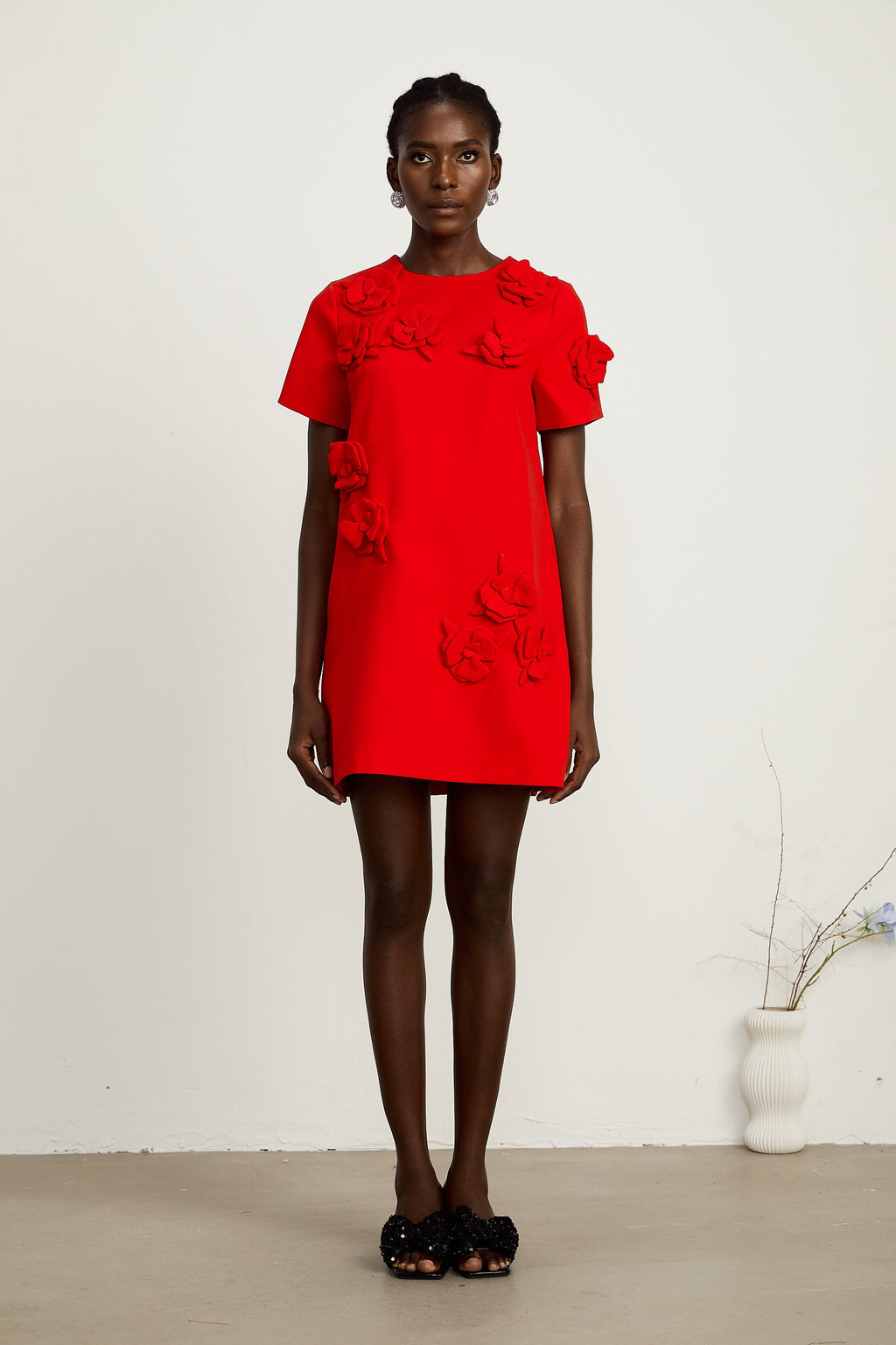 Vestido mini rojo con flores y mangas cortas de la marca Bridal, diseño elegante y femenino para ocasiones especiales.