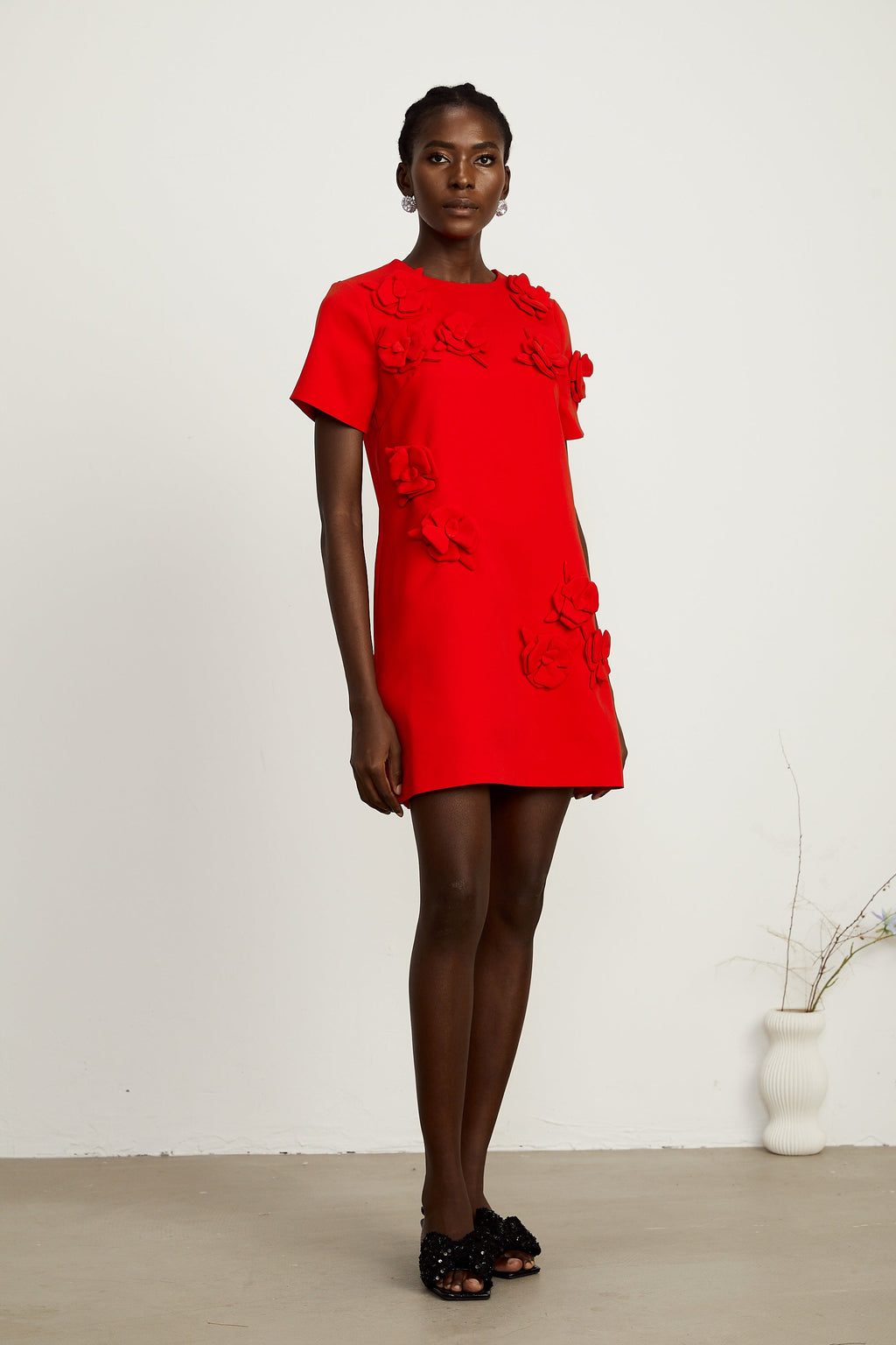 Vestido mini de manga corta Bridal Calista rojo con detalles florales, elegante y perfecto para ocasiones especiales.