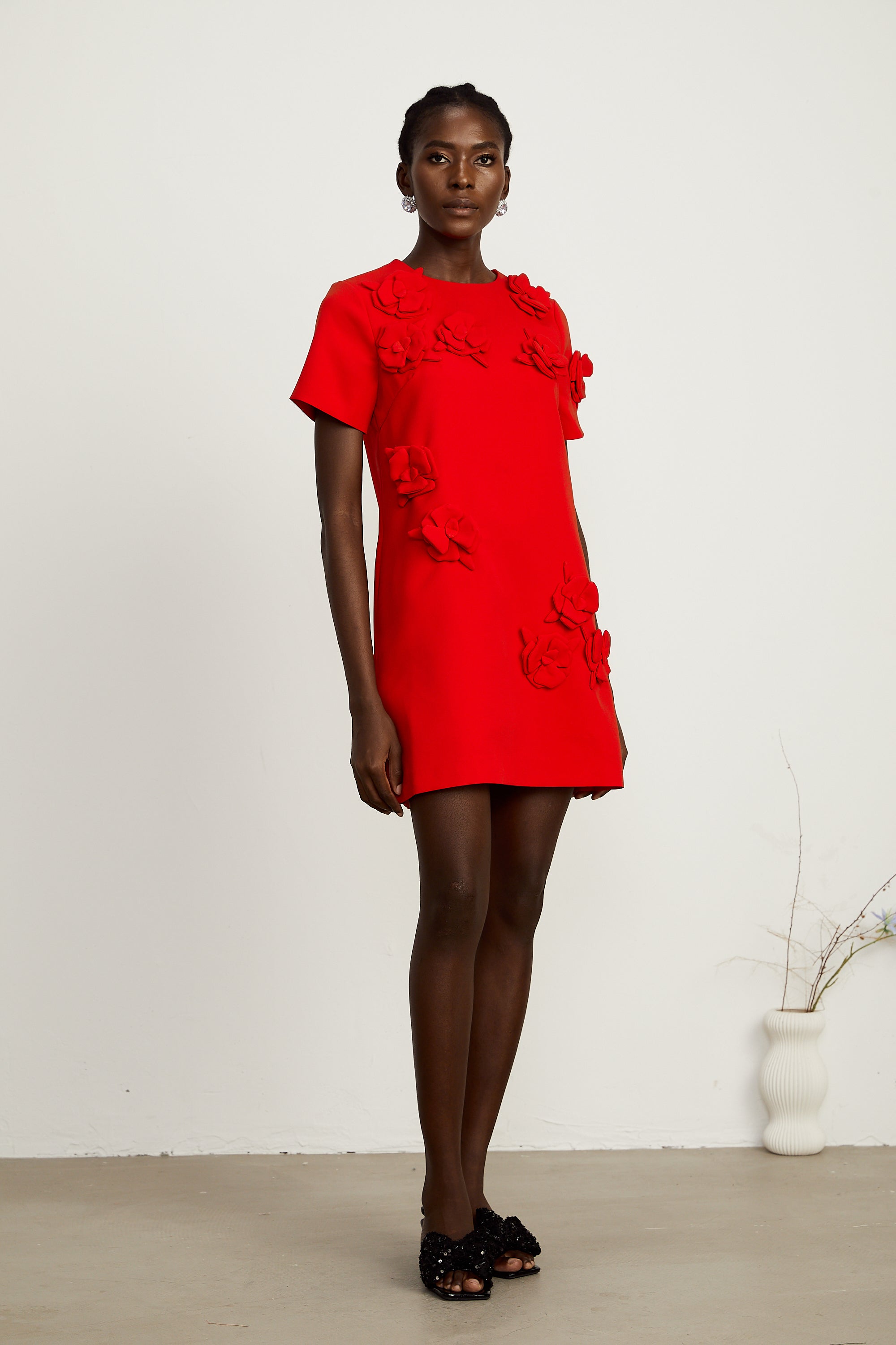 Vestido mini de manga corta Bridal Calista rojo con detalles florales, elegante y perfecto para ocasiones especiales.