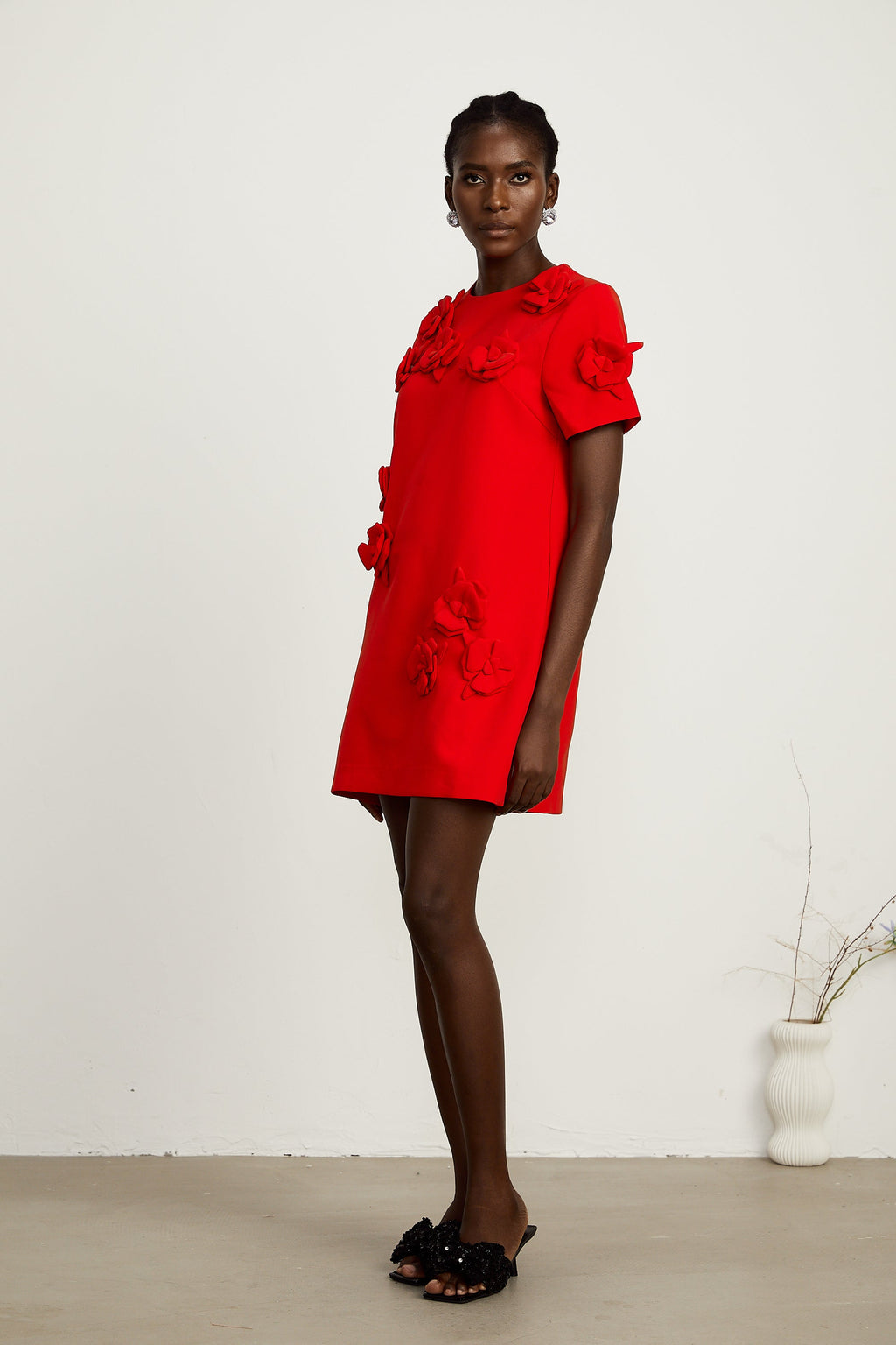 Vestido mini de manga corta Bridal Calista con detalles florales rojos y diseño elegante para ocasiones especiales.