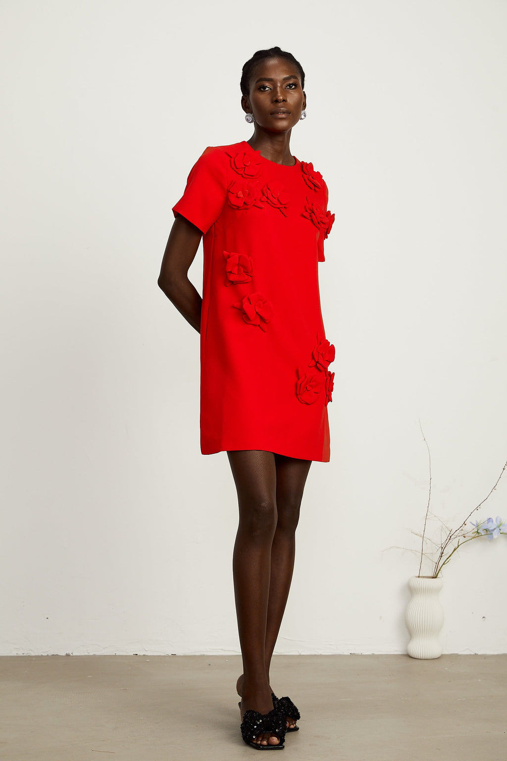 Vestido corto Bridal Calista con estampado floral rojo y mangas cortas, ideal para ocasiones especiales en 2024.