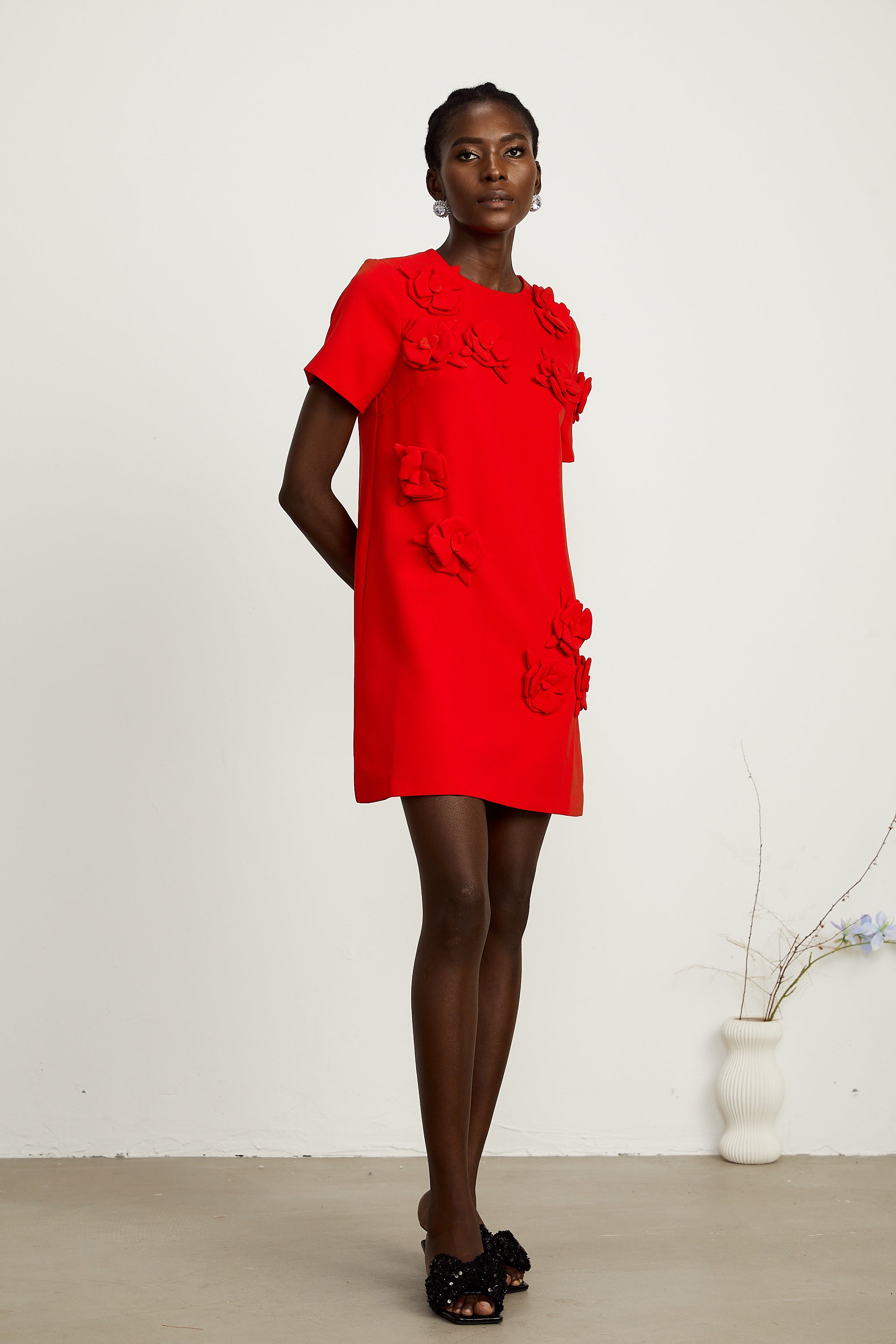 Vestido corto Bridal Calista con estampado floral rojo y mangas cortas, ideal para ocasiones especiales en 2024.