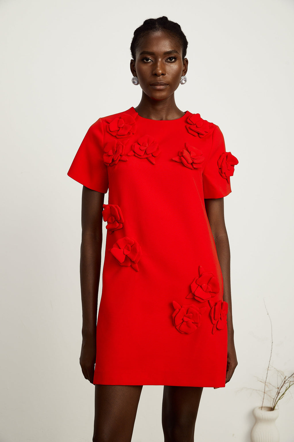 Vestido corto de novia Bridal con estampado floral rojo y manga corta, detalles florales en el diseño.