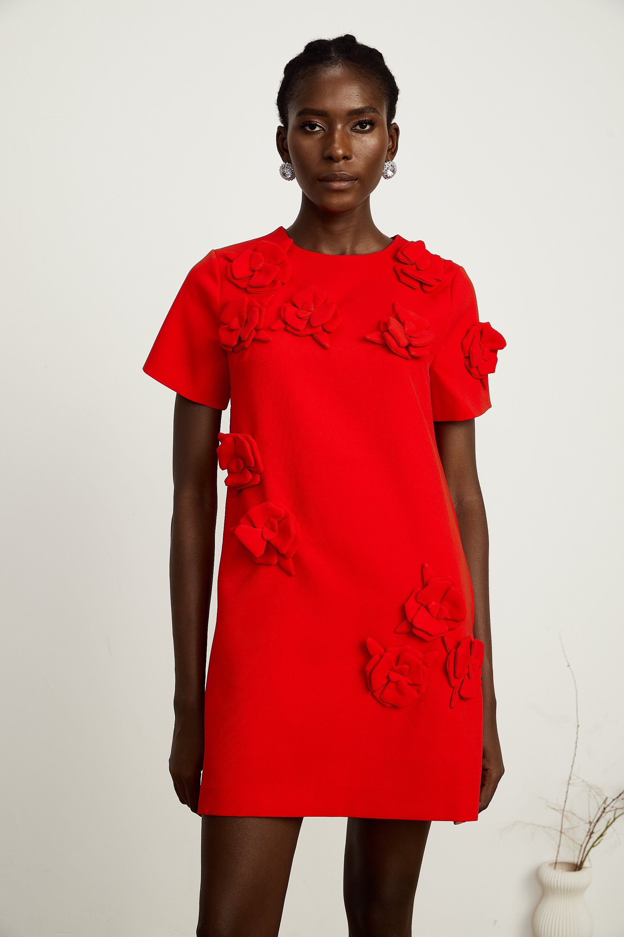 Vestido corto de novia Bridal con estampado floral rojo y manga corta, detalles florales en el diseño.
