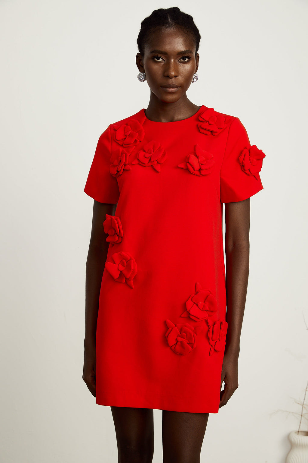 Vestido corto de novia Bridal con detalles florales rojos y manga corta, estilo mini y diseño elegante para ocasiones especiales.