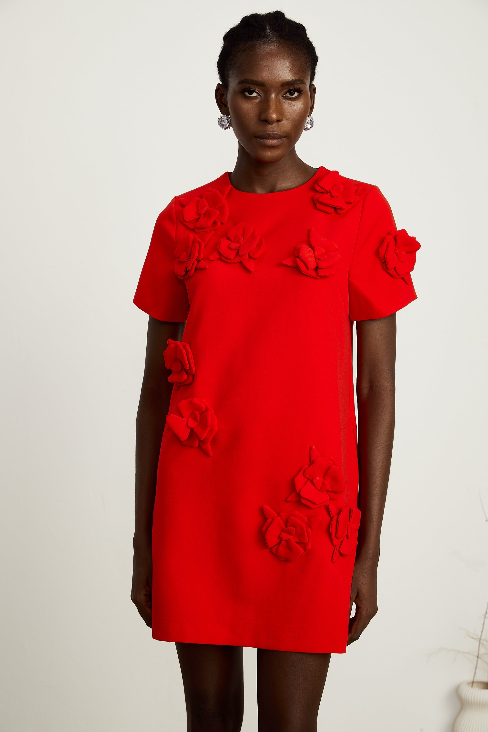 Vestido corto de novia Bridal con detalles florales rojos y manga corta, estilo mini y diseño elegante para ocasiones especiales.