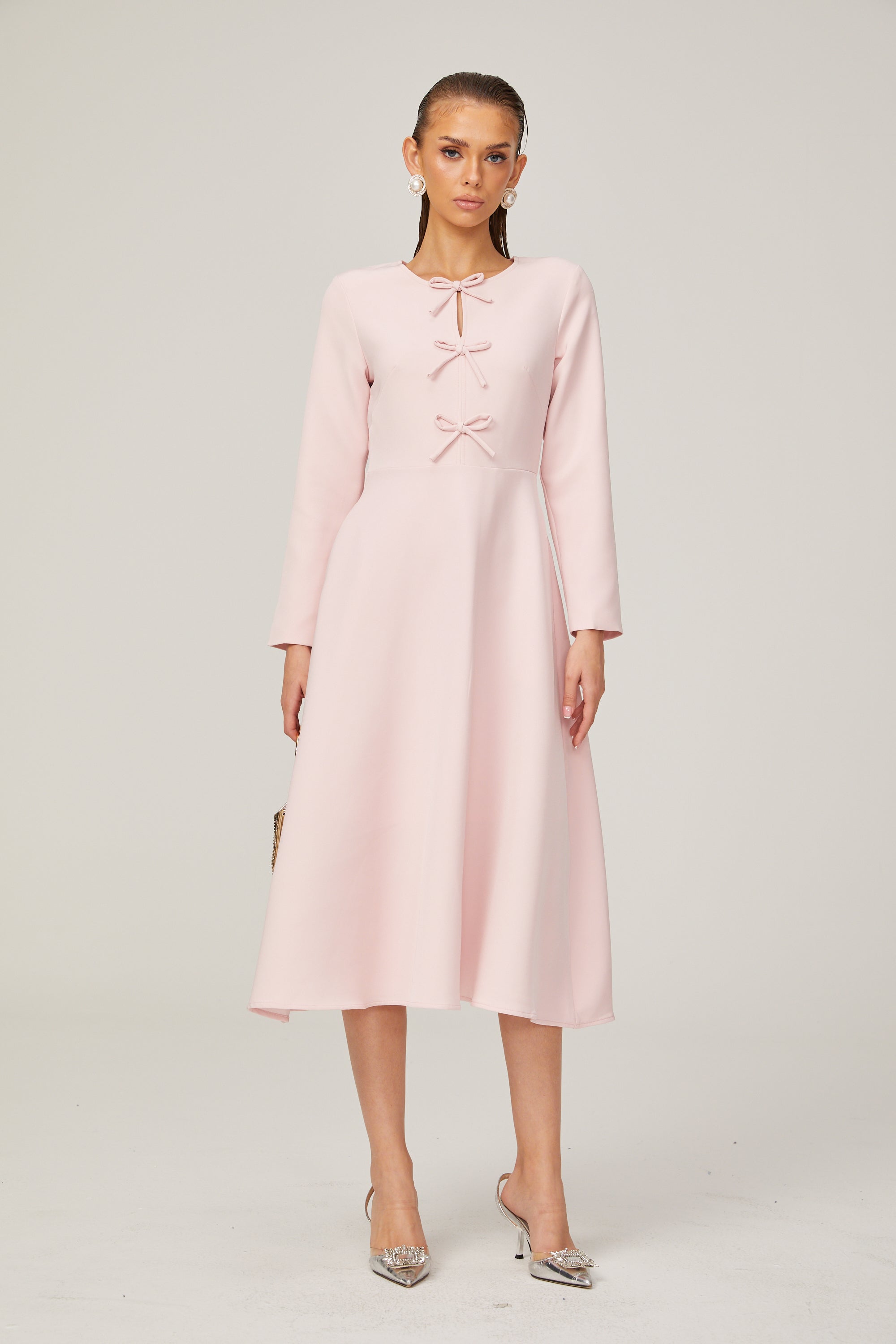 Vestido midi rosa con lazo y escote en pico de la marca Final Sale, con diseño elegante y detalles en el cuello.