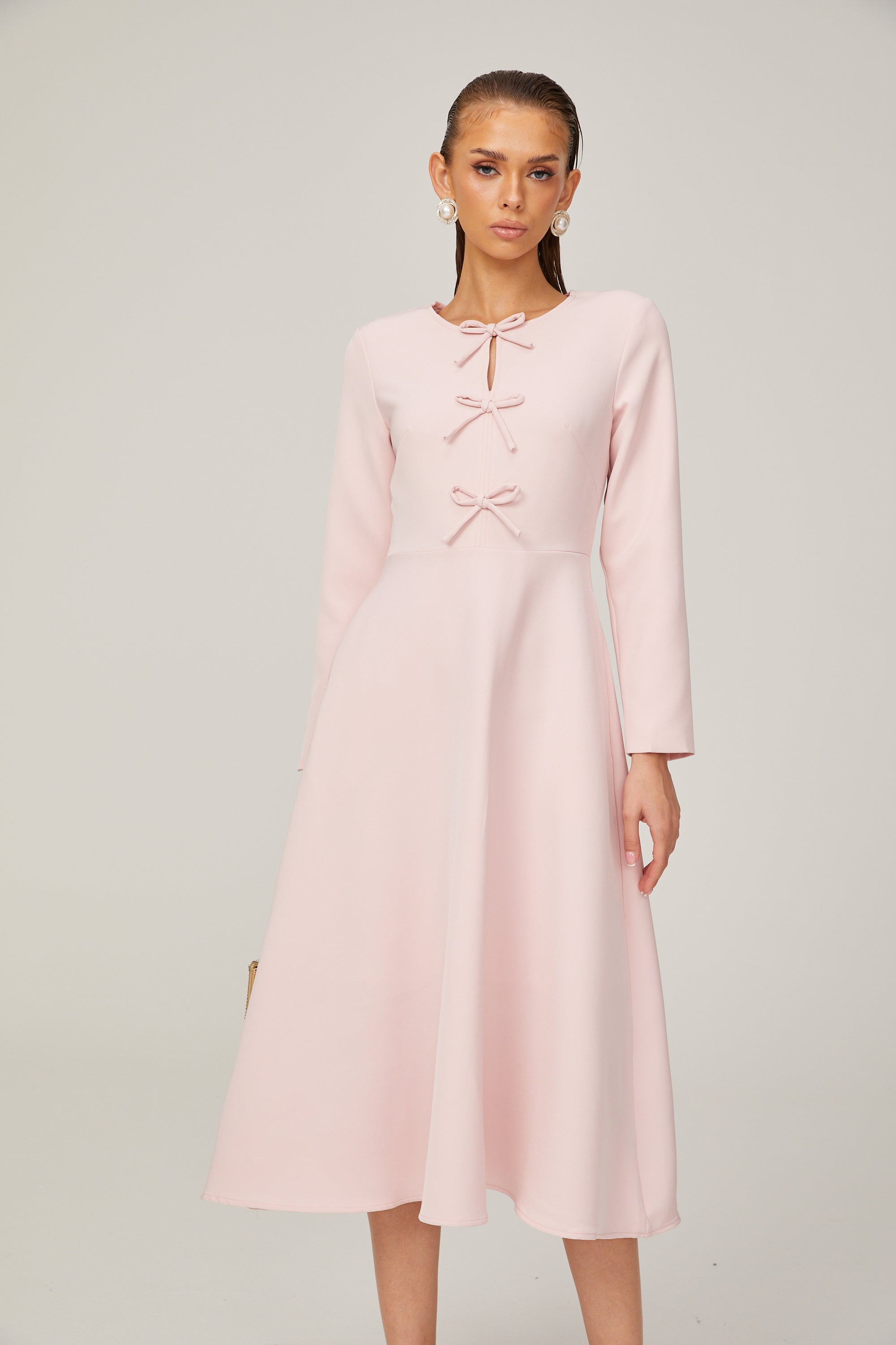Vestido midi rosa con lazo y cuello dividido de la marca Final Sale, mostrando el diseño elegante y detalles en la prenda.
