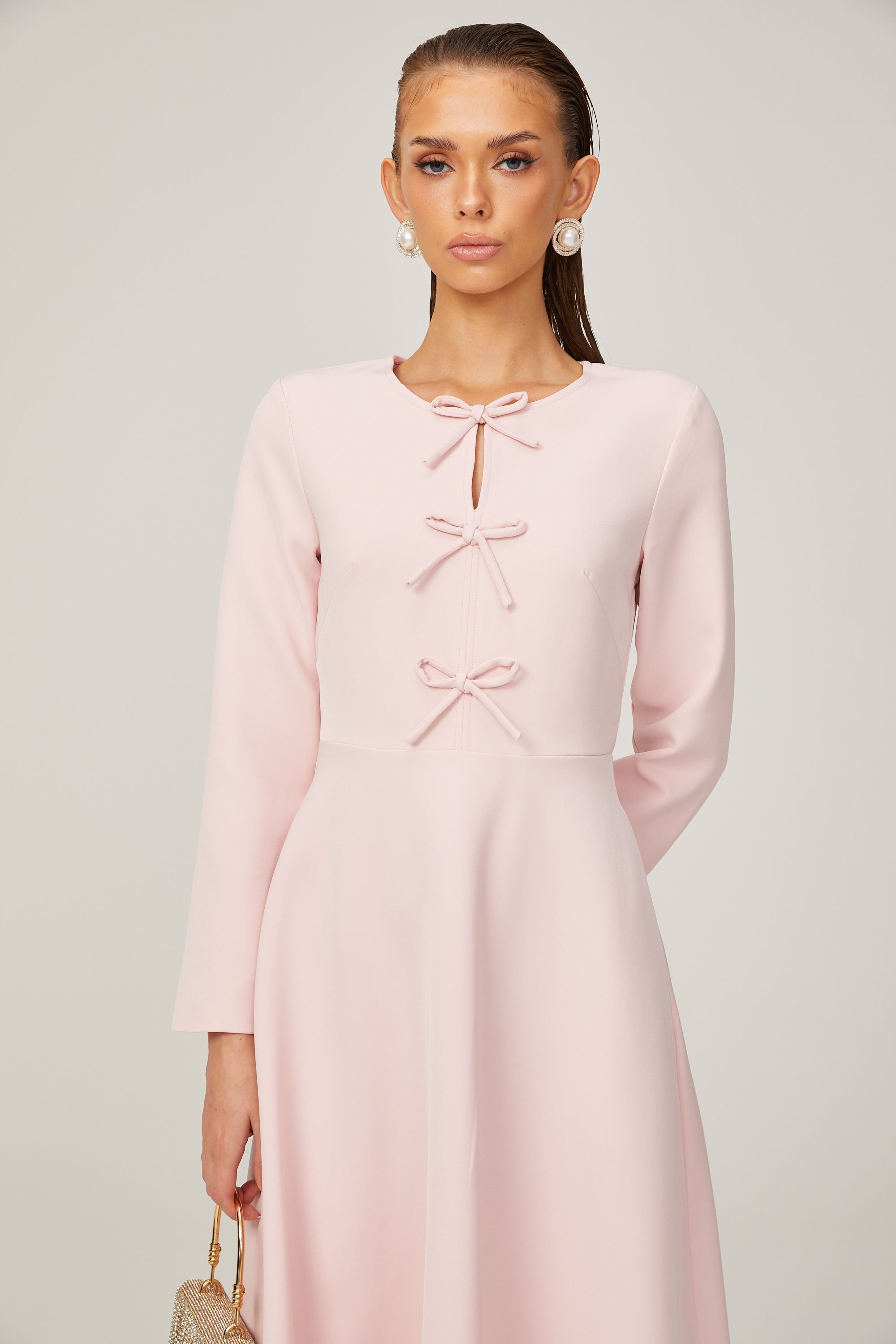Vestido midi rosa con lazo y cuello dividido de la marca Final Sale, mostrando el diseño elegante y detalles en la tela.