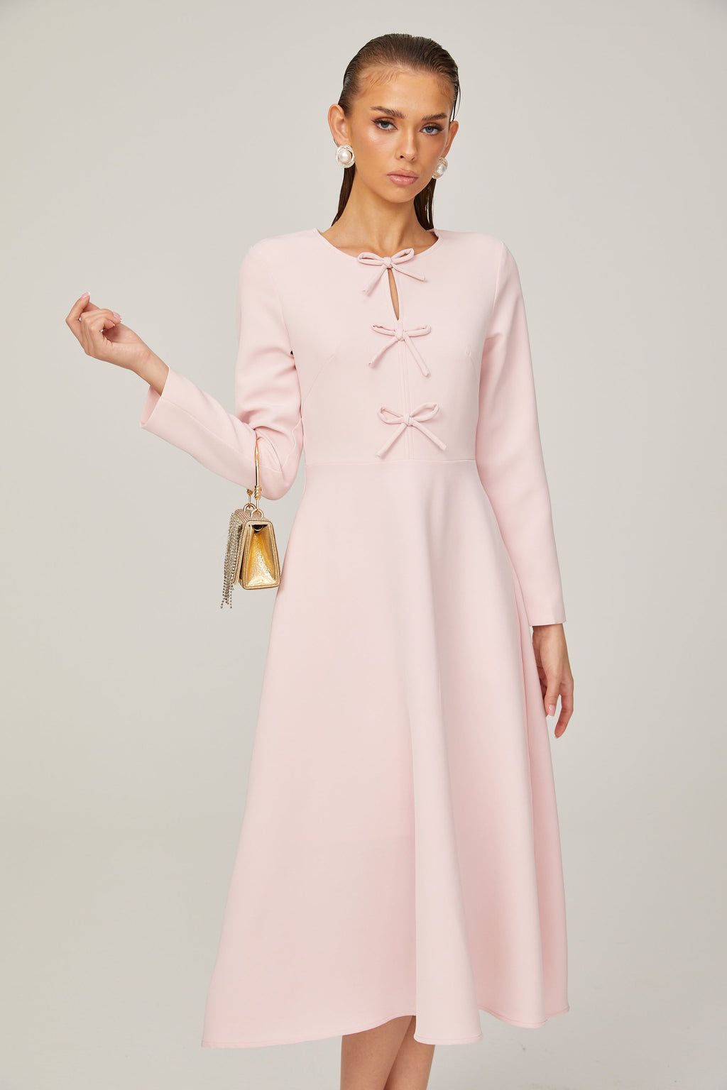 Vestido midi rosa con lazo y cuello dividido de la marca Final Sale, mostrando el diseño elegante y detalles de la prenda.