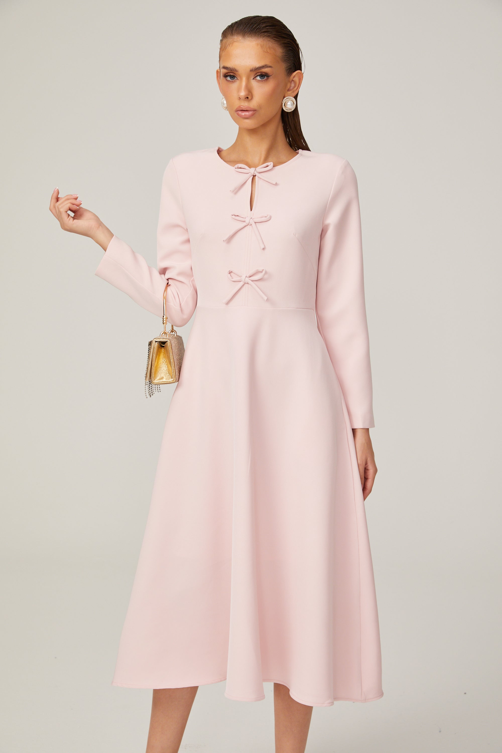 Vestido midi rosa de Final Sale con lazo en el cuello y diseño dividido, vista frontal del vestido elegante y moderno.