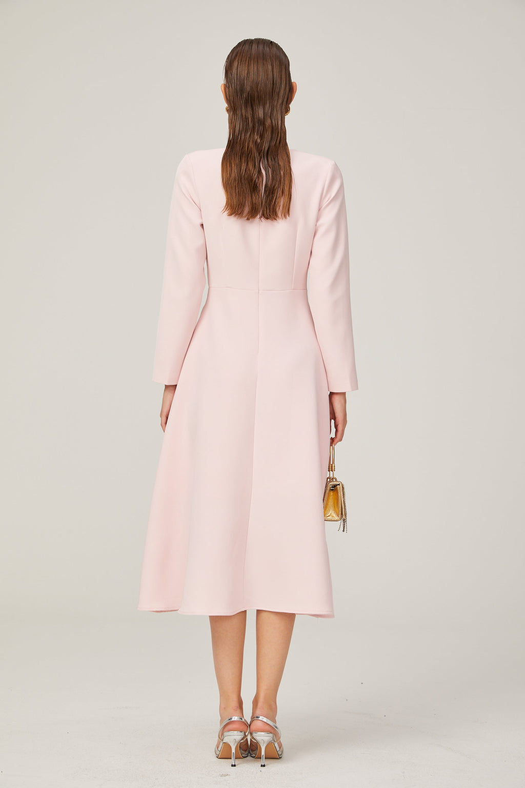 Vestido midi rosa de la marca Final Sale con lazo en el cuello y diseño dividido, estilo elegante y moderno para ocasiones especiales.
