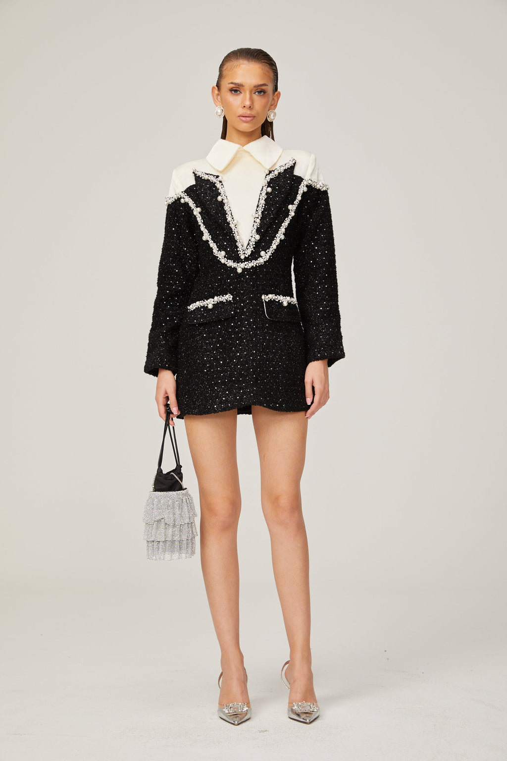 Vestido mini de tweed con perlas falsas Éléonore de Final Sale, diseño elegante y moderno en tonos neutros.